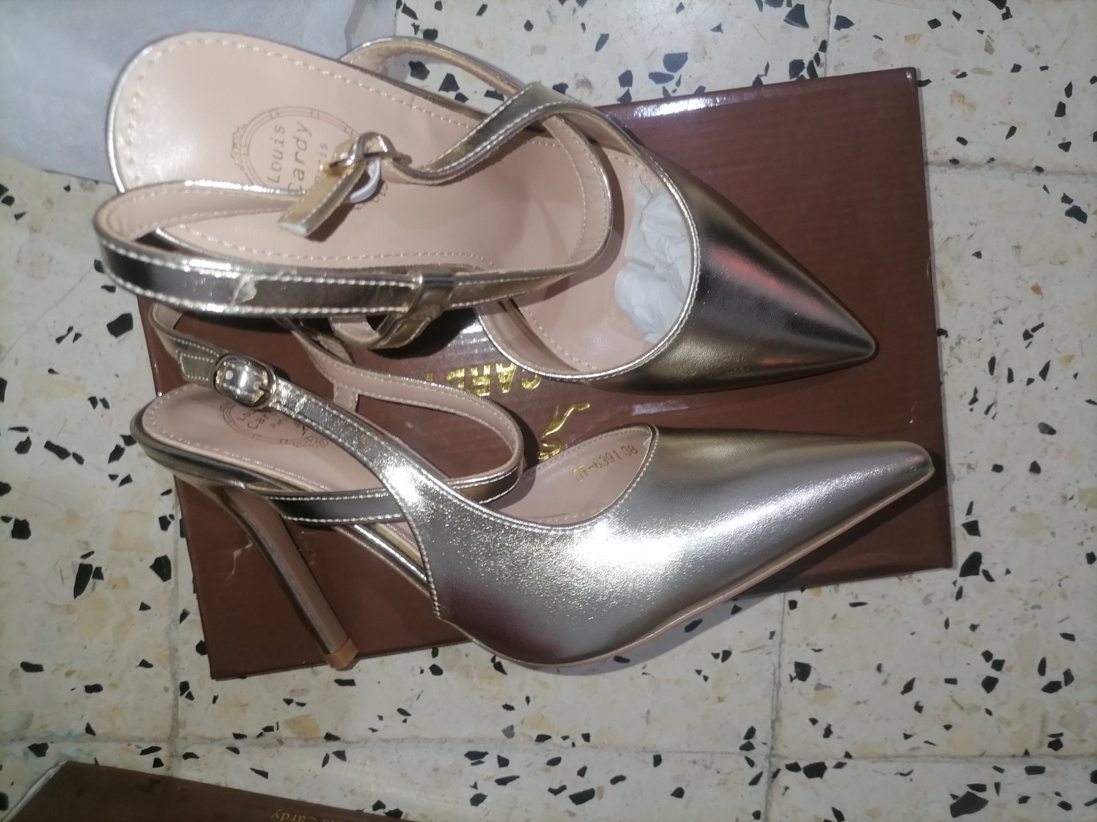 Magnifiques escarpins slingback effet métallisé doré champagne irisé