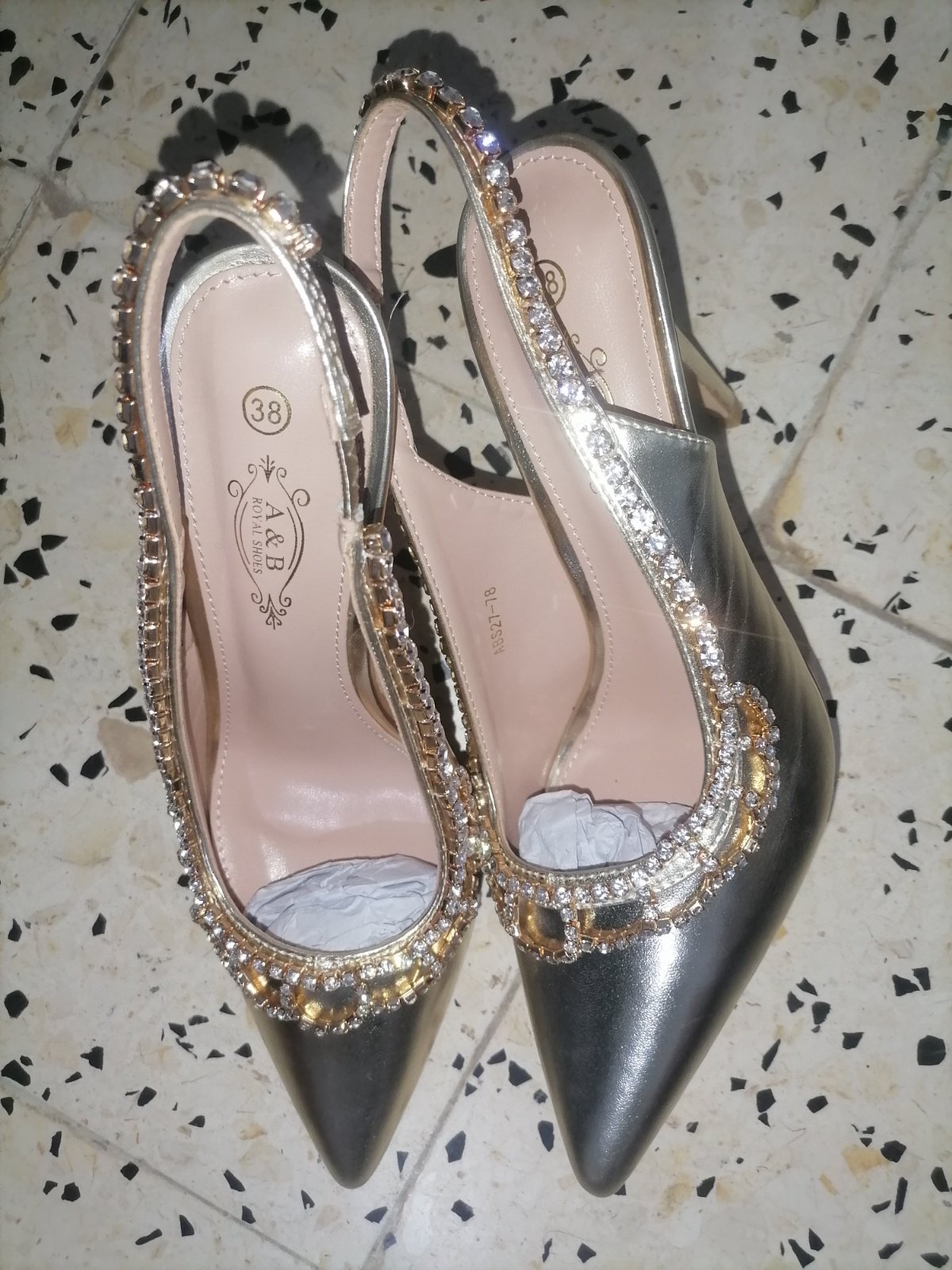 Magnifique paire de slingback à talon fin, au style ultra féminin et glamour [importation 🇩🇿] 