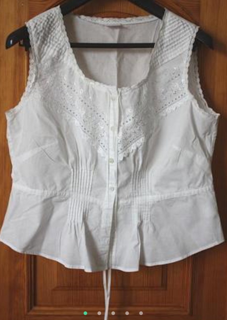 Top blanc avec broderie