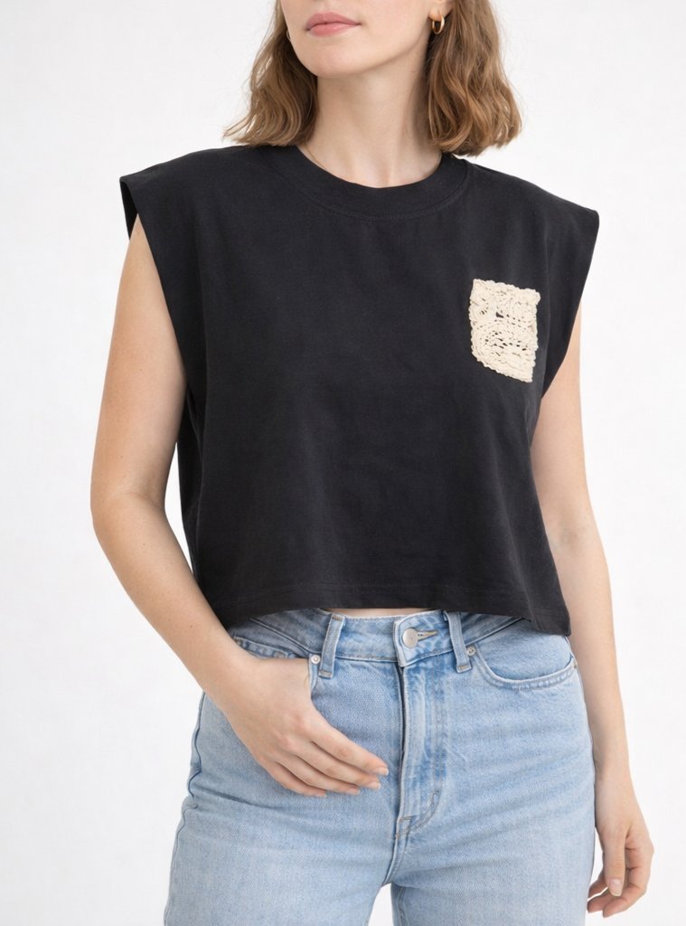 Top  gris avec poche en crochet fait main 🤍 Pièce unique, style simple avec touche artisanale Taille M – très bon état