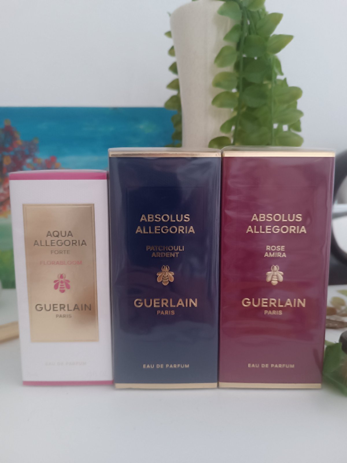Rose nocturne et sensuelle — pas une rose fraîche/légère, mais une rose "de nuit" portée par l'encens et réchauffée par le patchouli et le cuir. Même collection "Absolus" que le Patchouli Ardent, positionnement identique (haut de gamme, 90% naturel).