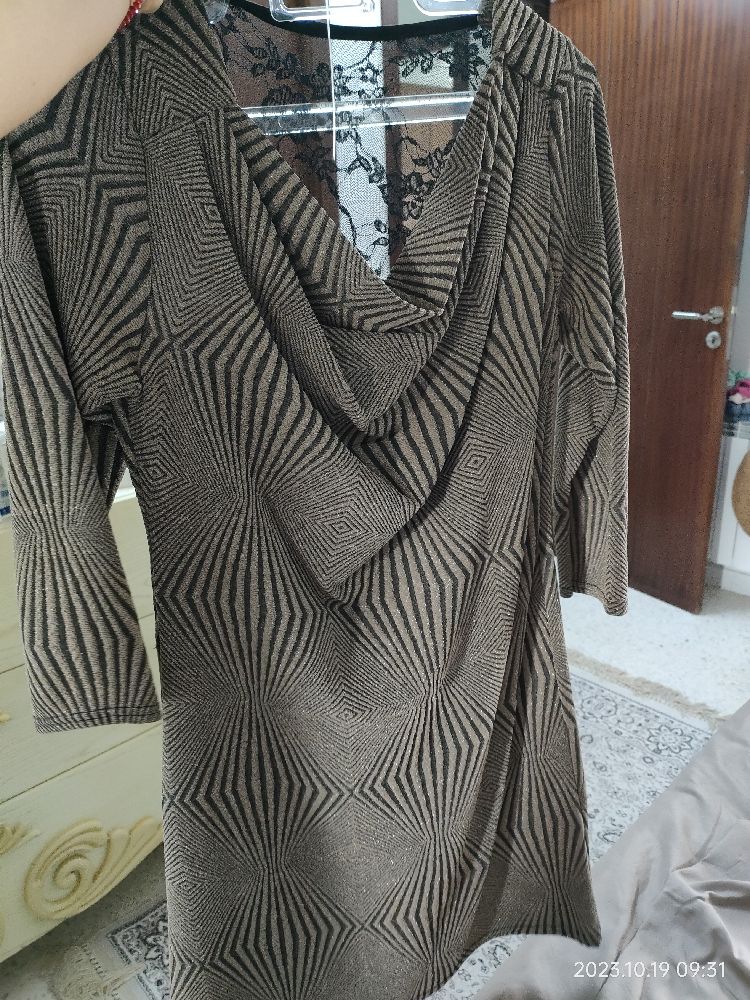 Robe chic paillettée moullante colle drapé dos dentelle 