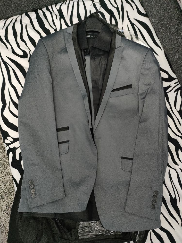 Costume complet gris bleuté GET:chemise noire, pantalon et veste 