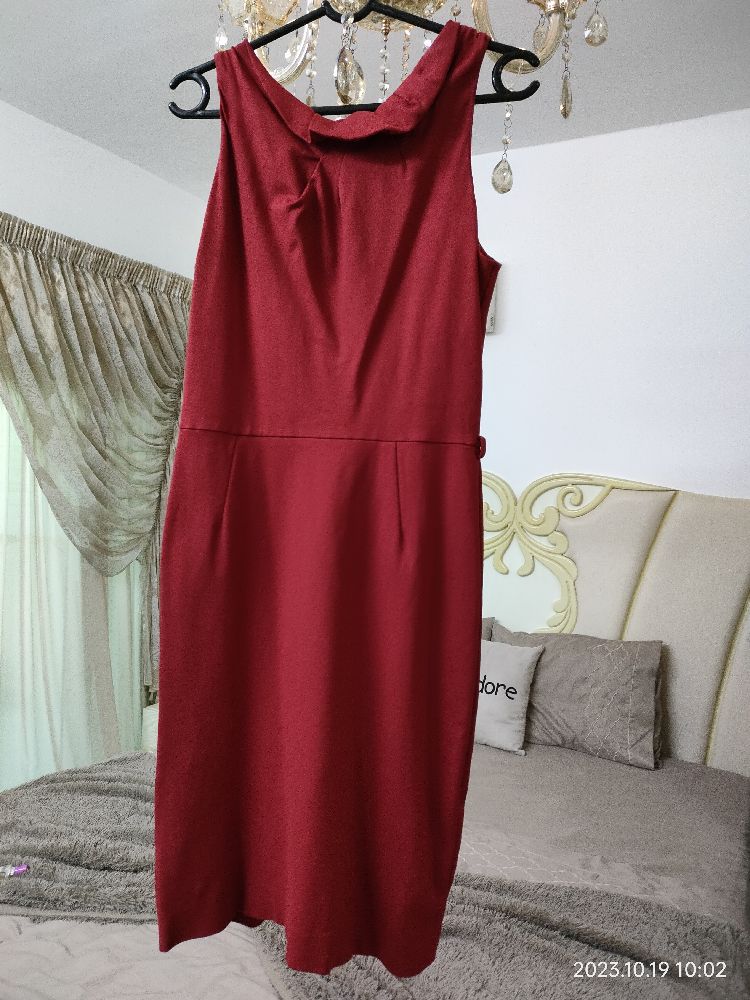 Robe rouge sans manches mango avec un détail au colle