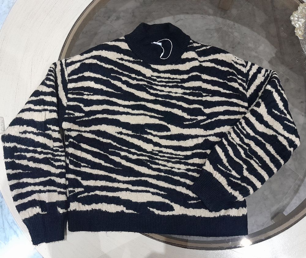 Pull tigre en laine neuf tres chaude 