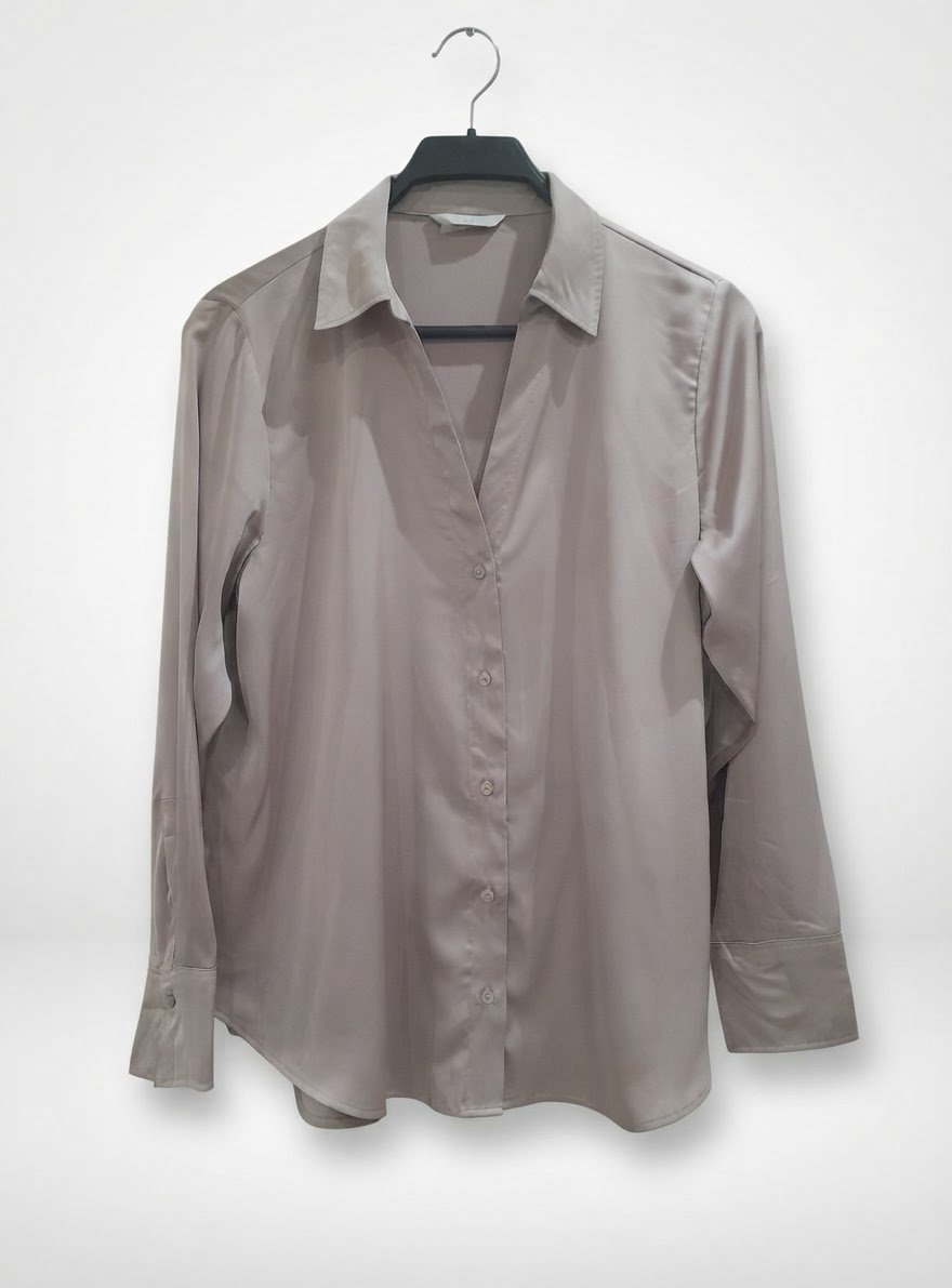Chemise satinee tres chic en greje couleur tres beau 