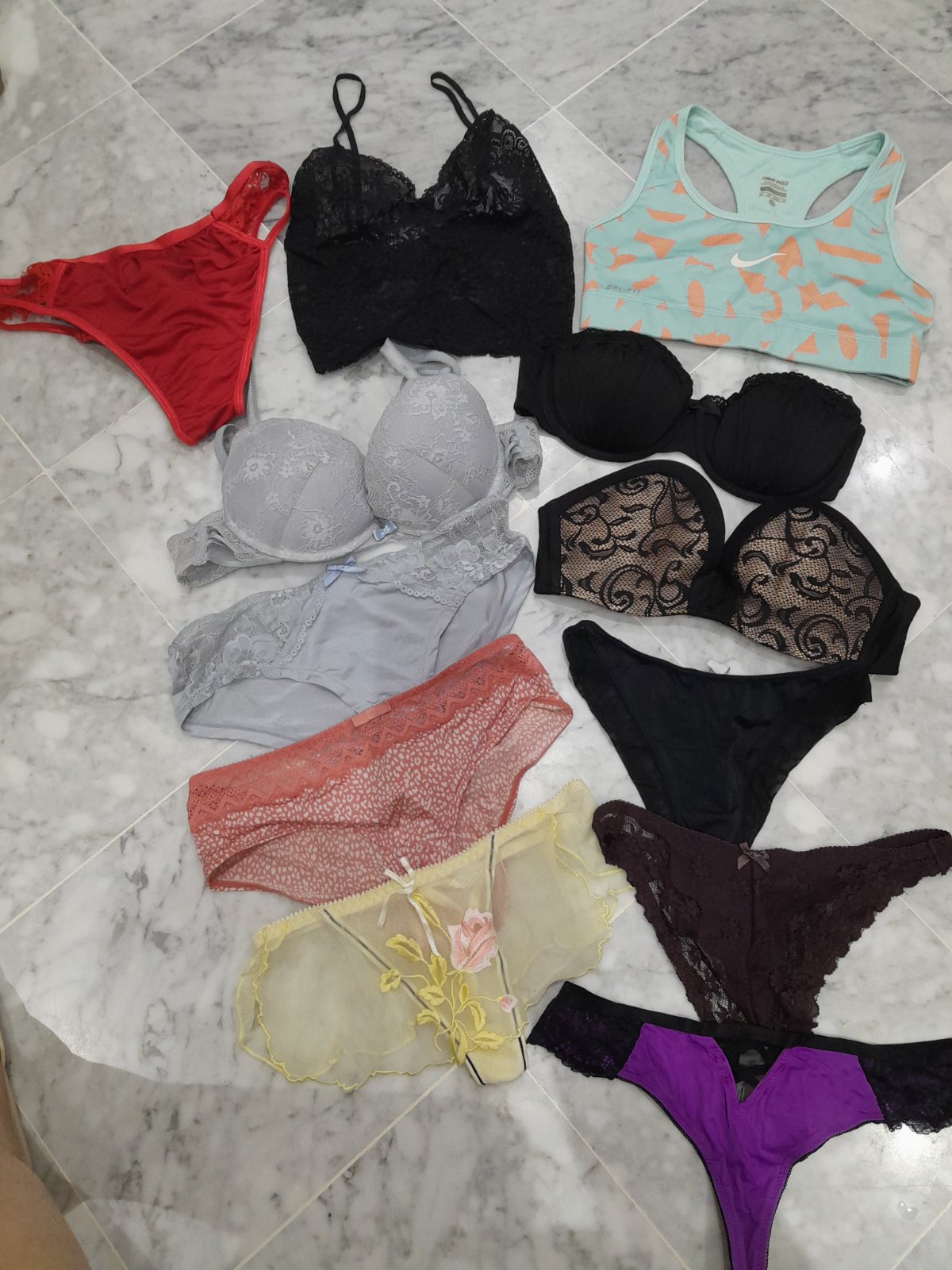 Lot lingerie plusieurs marque ( etam ,h and m,intimissimi...)plus des cadeaux🎁🎁🎁
