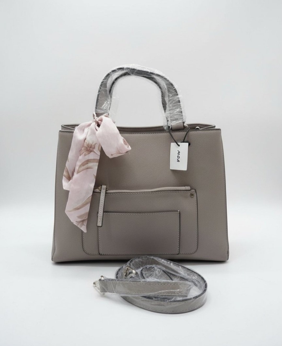 Sac a main avec sa bondoliere neuf tres chic modele et couleur( drnier prix svp) plus un cadeau 🎁 🎁🎁de ma part tres interessant 😍😍😍