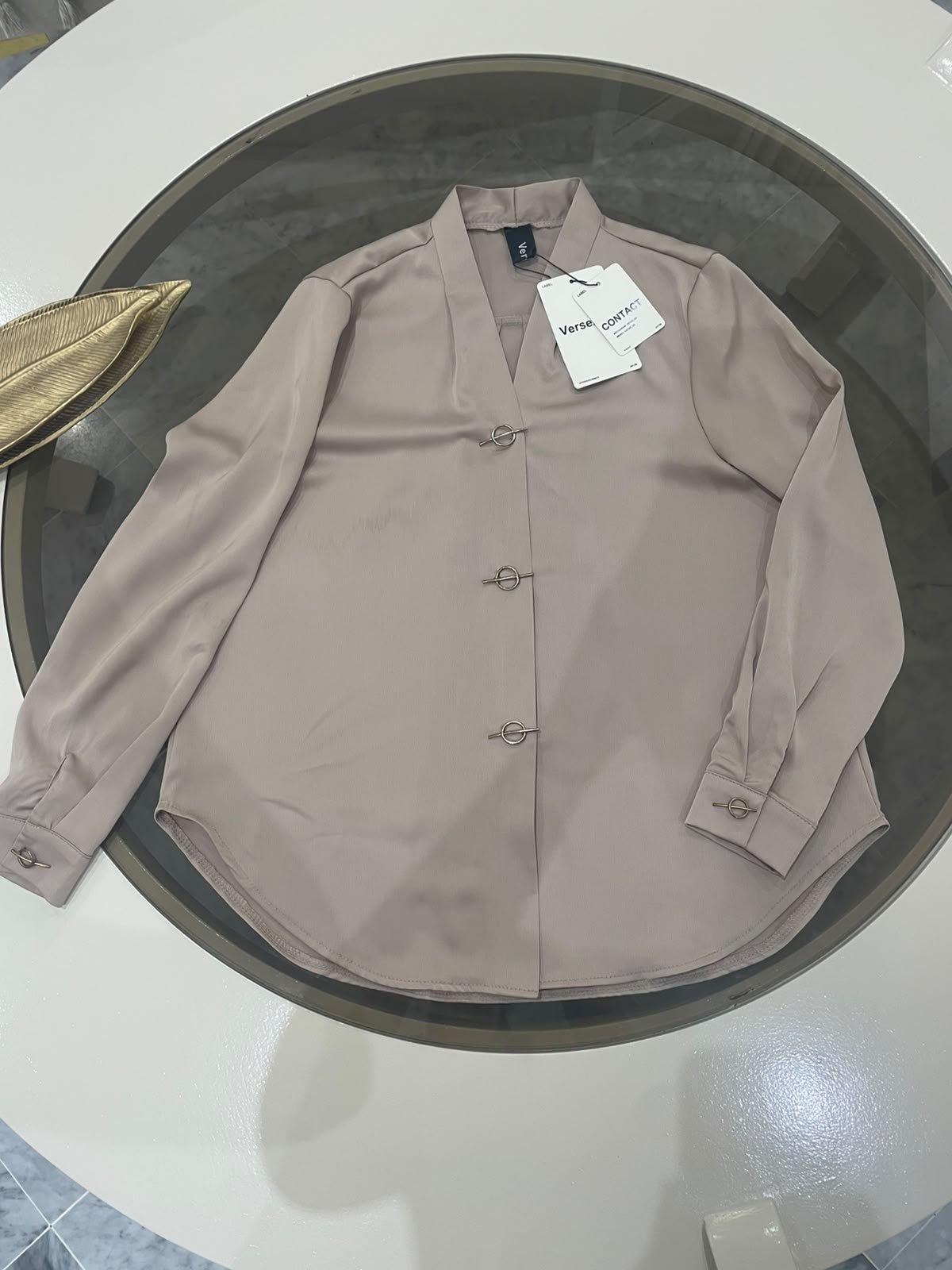 Chemise en satin neuf tres chic 