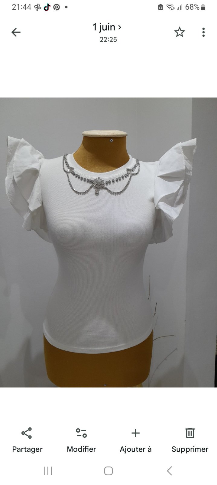 Beau t shirt avec des strasse en coton neuf tres chic 