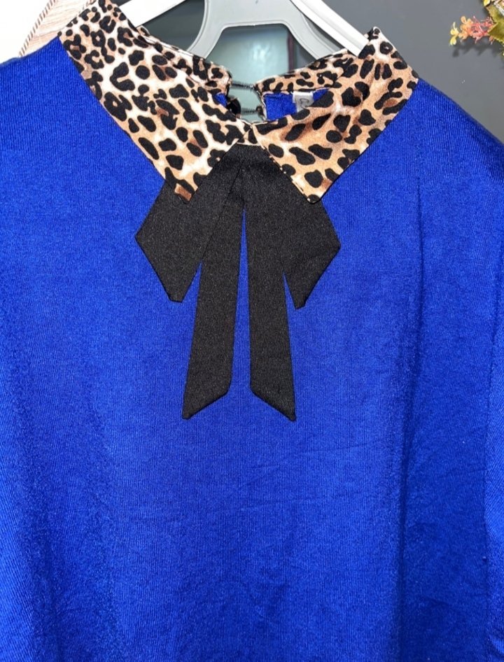 Pull bleu avec léopard tendance