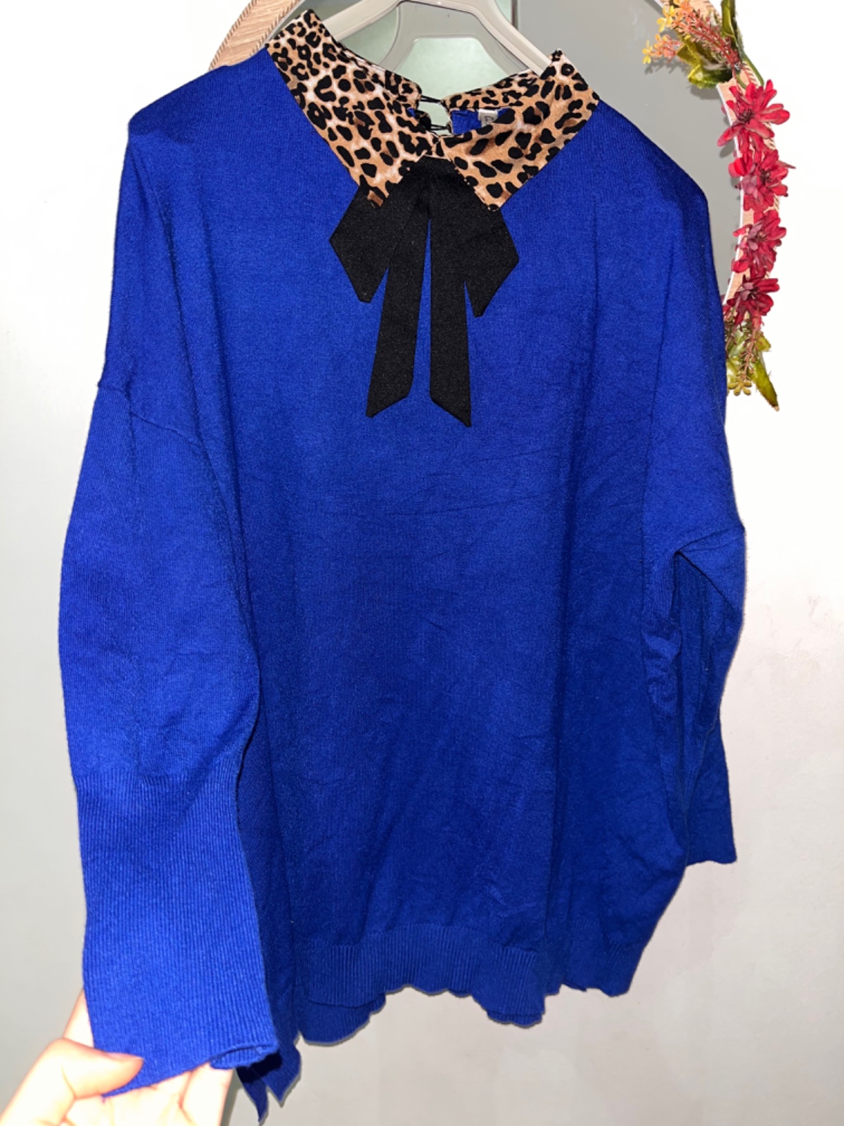 Pull bleu avec cravatte