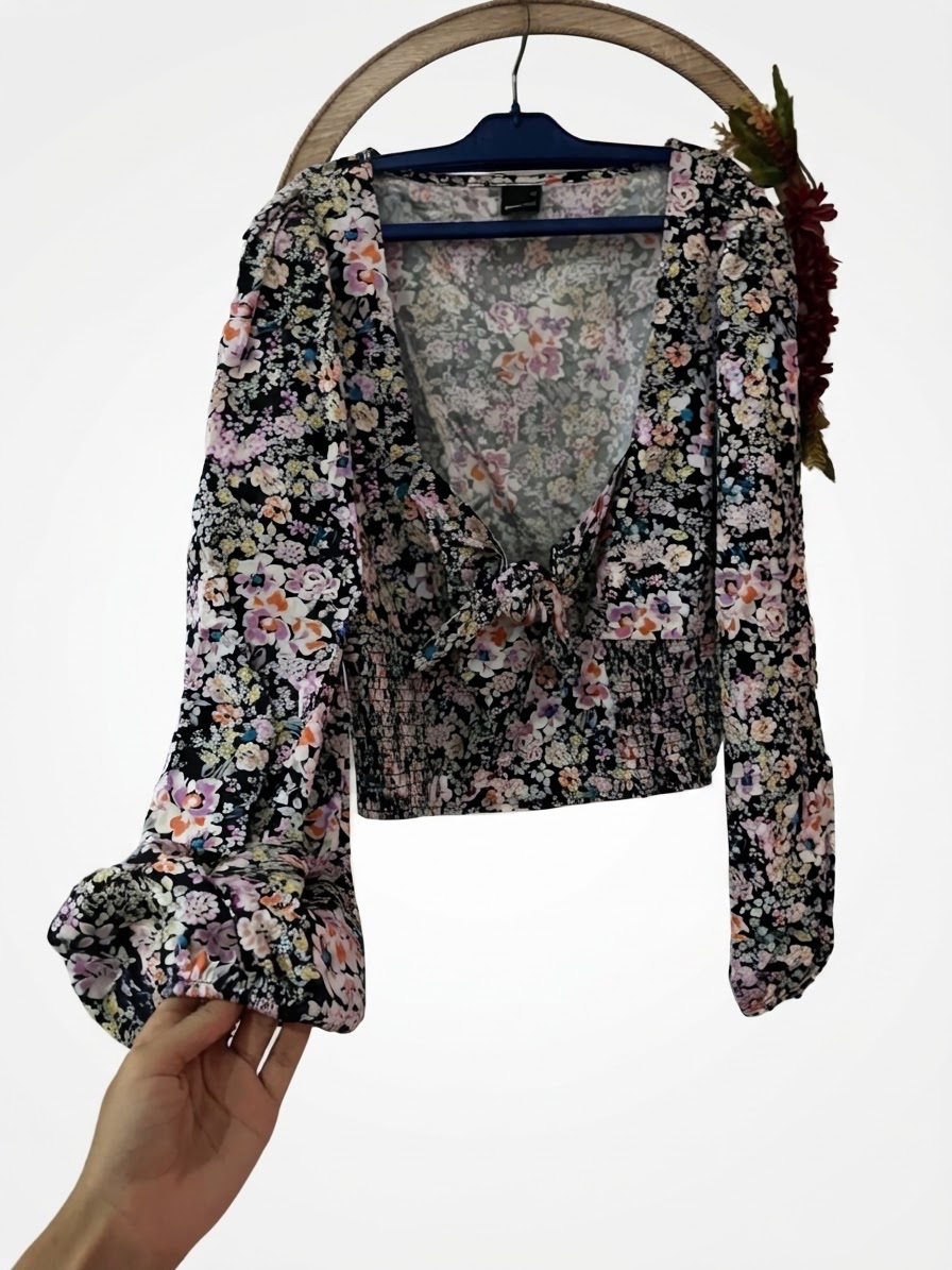 Chemise fleurie avec manches bouffantes