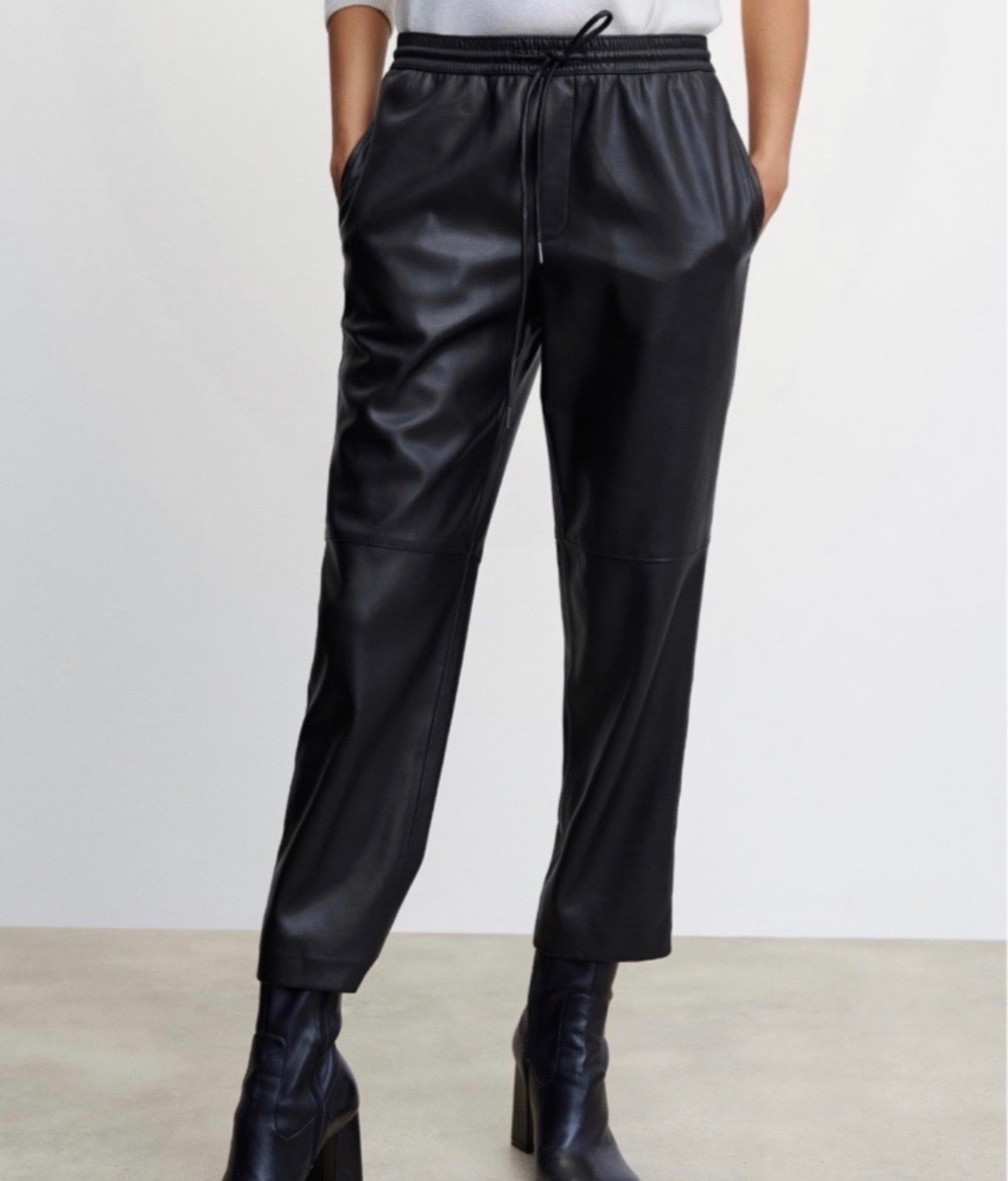 Pantalon cuir de la marque Mango 