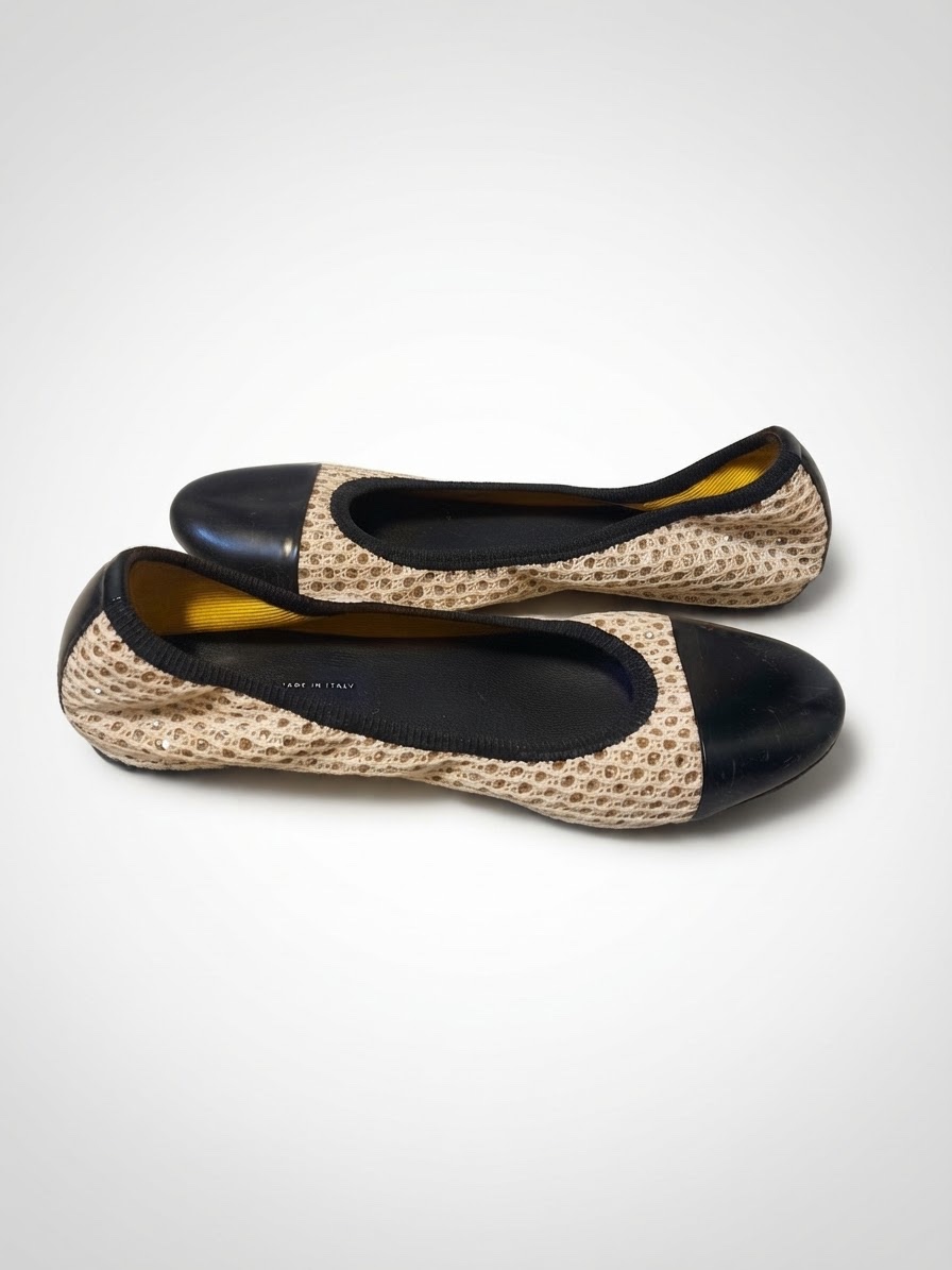 Ballerines élégantes bicolores en maille ajourée beige et noire.