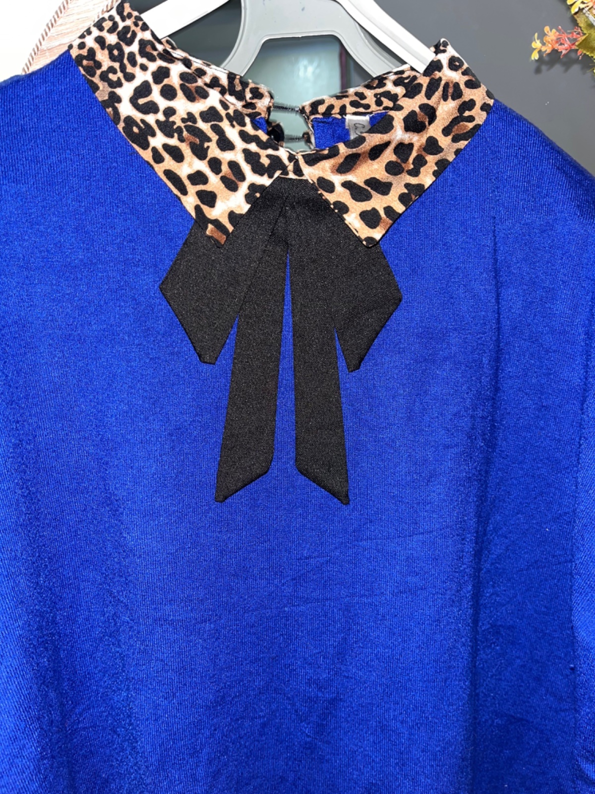 Pull bleu avec cravatte