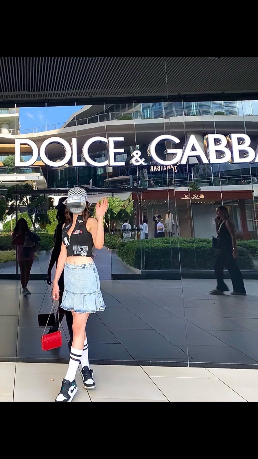 Ensemble Tendance : Top Noir & Jupe en Jean Volantée
