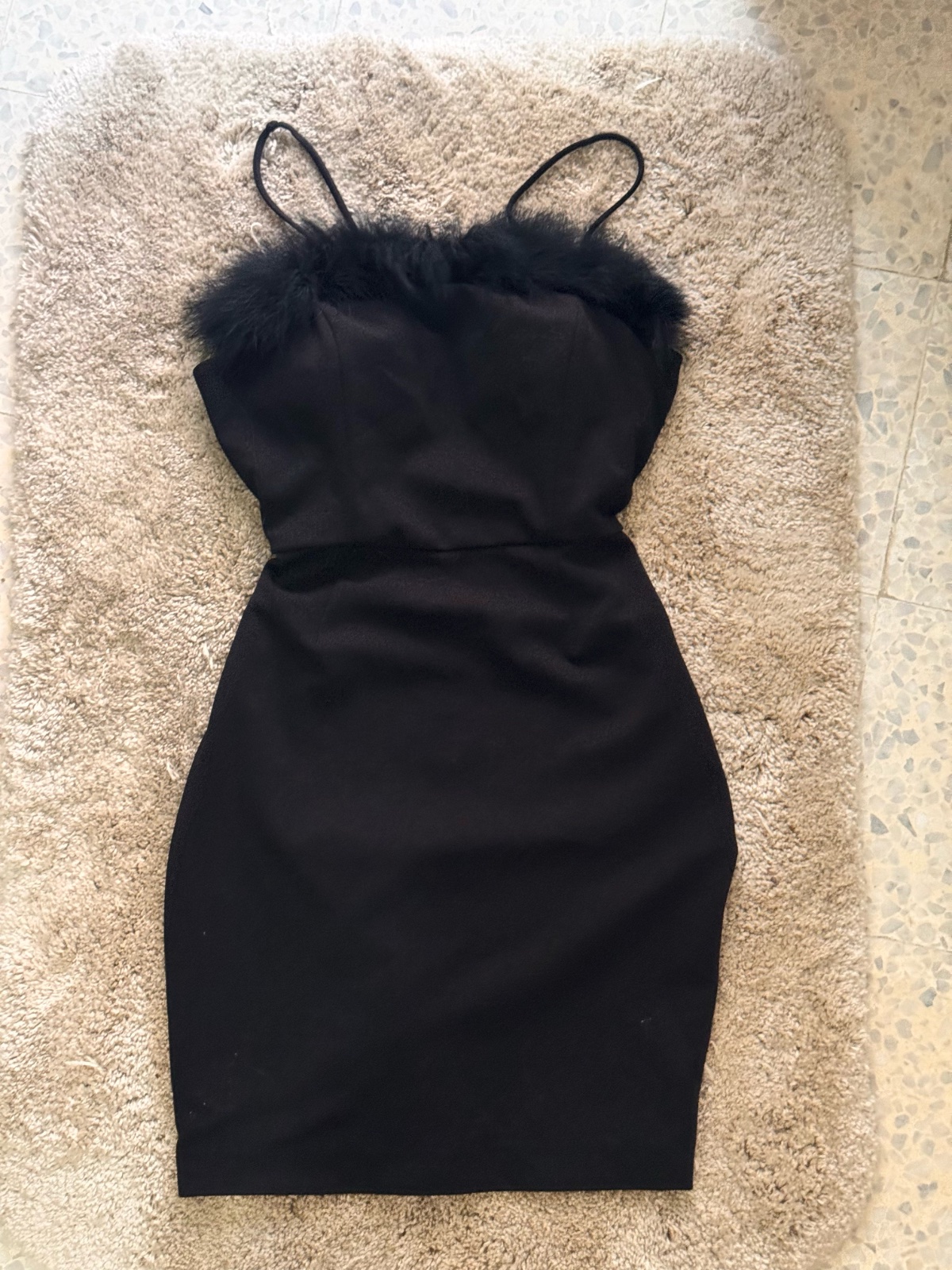 Robe noire avec fourrure