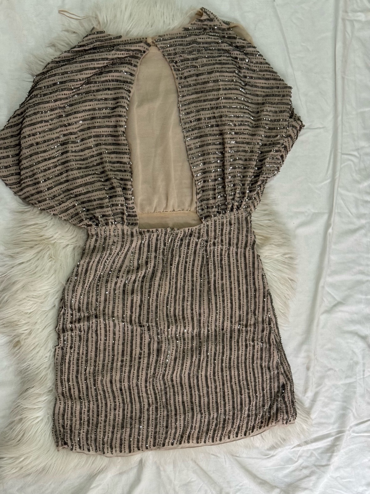 Robe soiree MANGO AVEC UN detail au dos 