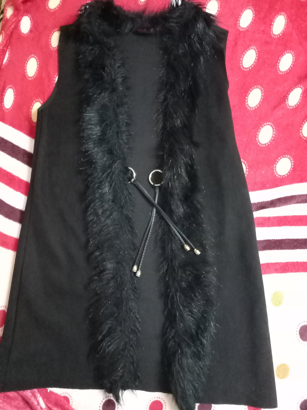 Gilet noir long avec fourrure 