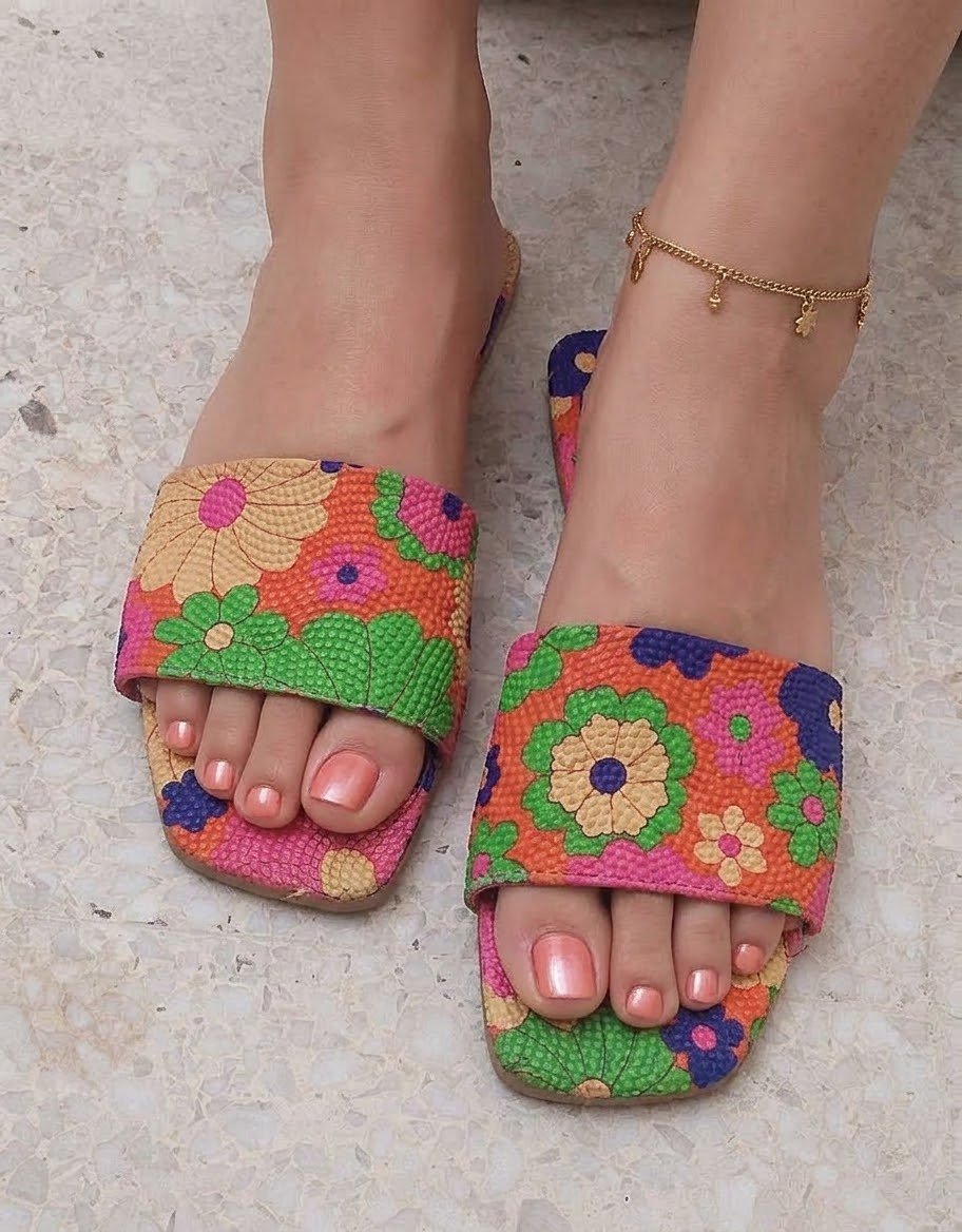 Une claquette multicolore 