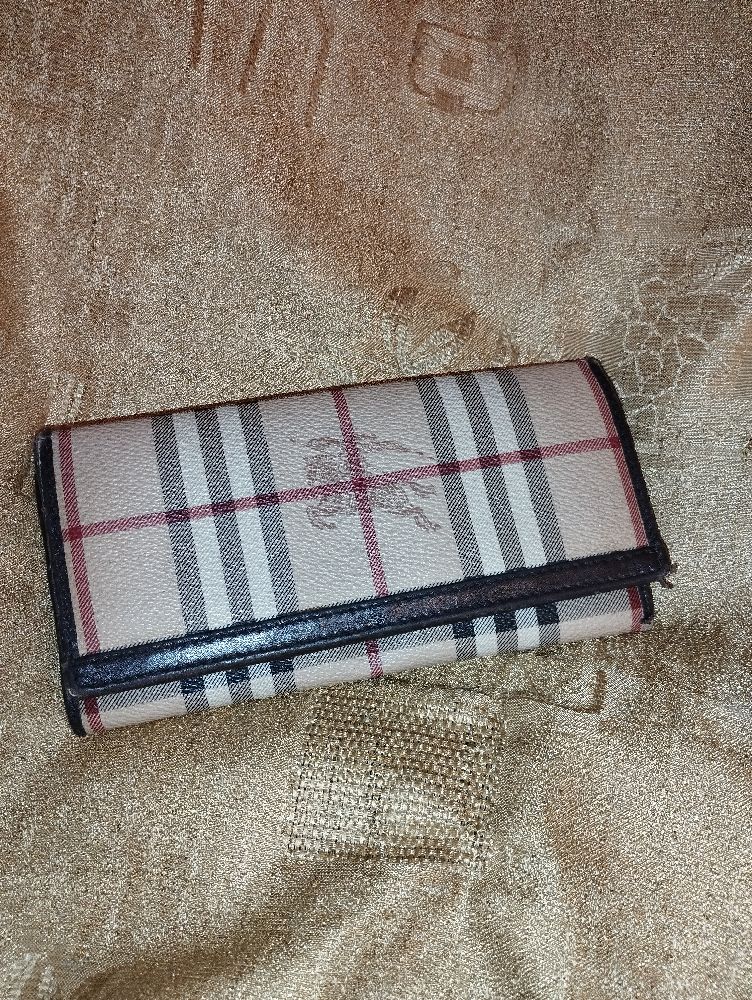 Porte feuille  avec numéro de série Burberry 🔥🔥🔥🔥