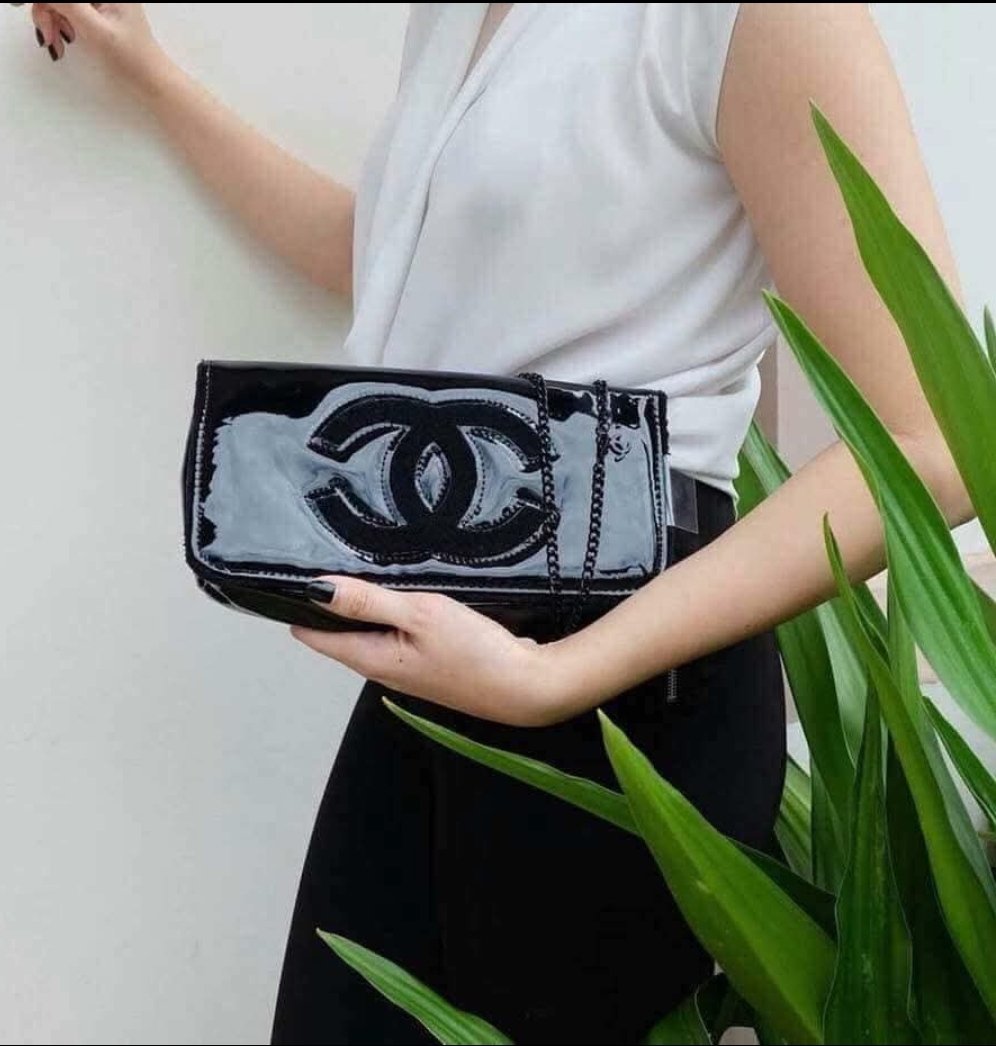 On rêve toutes d'un sac authentique Chanel vernis noir qui ajoute une touche glamour à nos tenues 🔥🔥🔥🔥 
