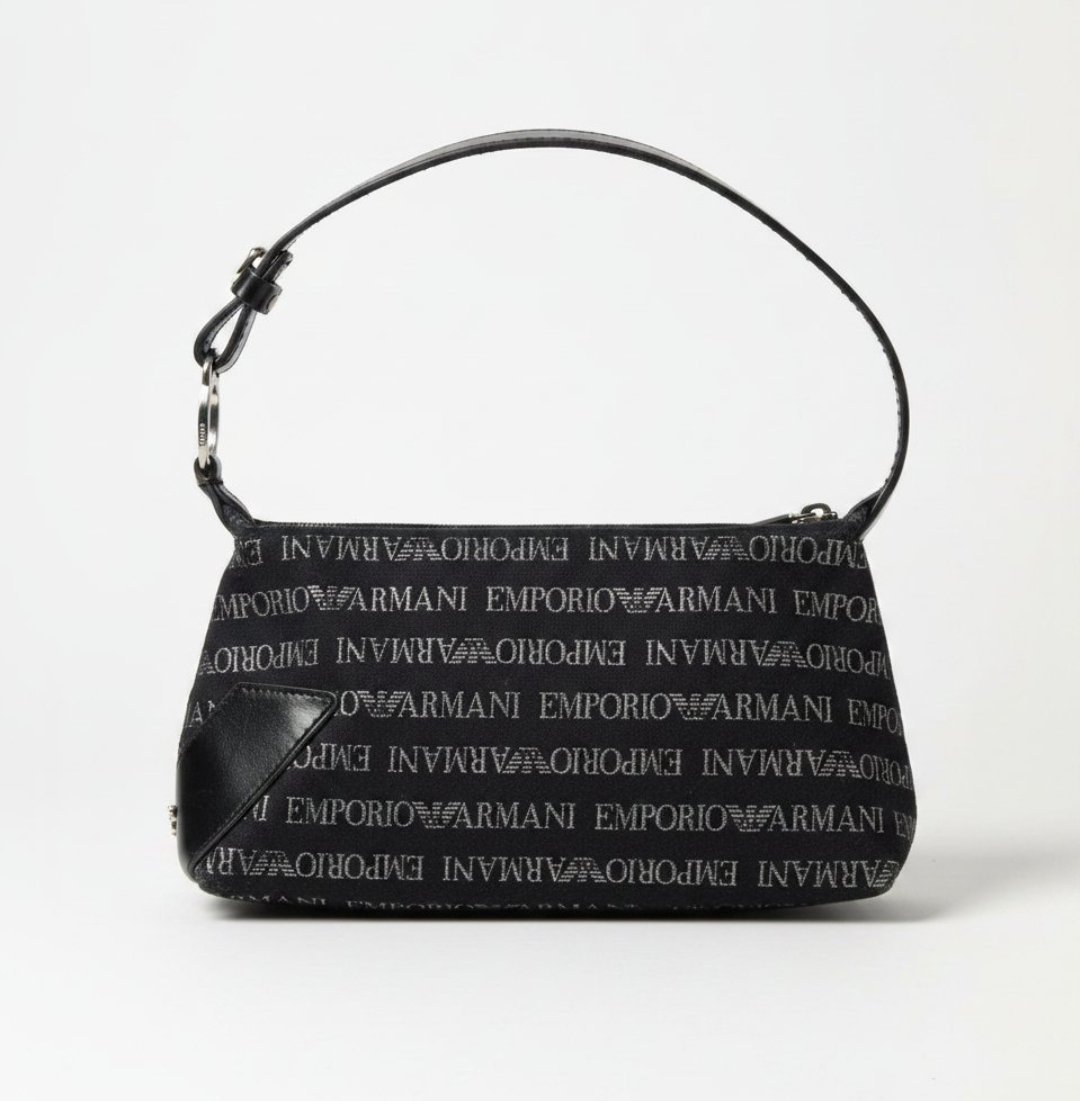 Si vous aimez les sacs à épaules, petit et mignon,ce sac Armani authentique vous ira à merveille 🔥🔥🔥🔥
