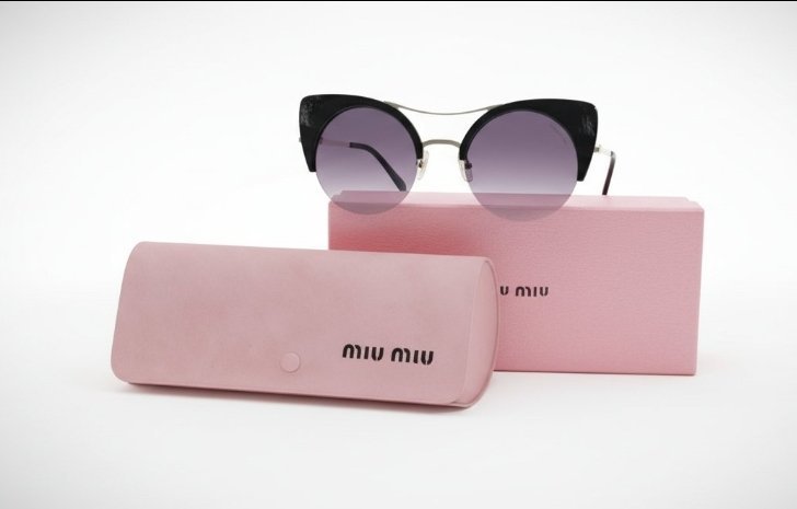 La femme unique, belle et douce mérite une lunette glamour cat eyes de Miu Miu à un prix  imbattable 🔥🔥🔥🔥
