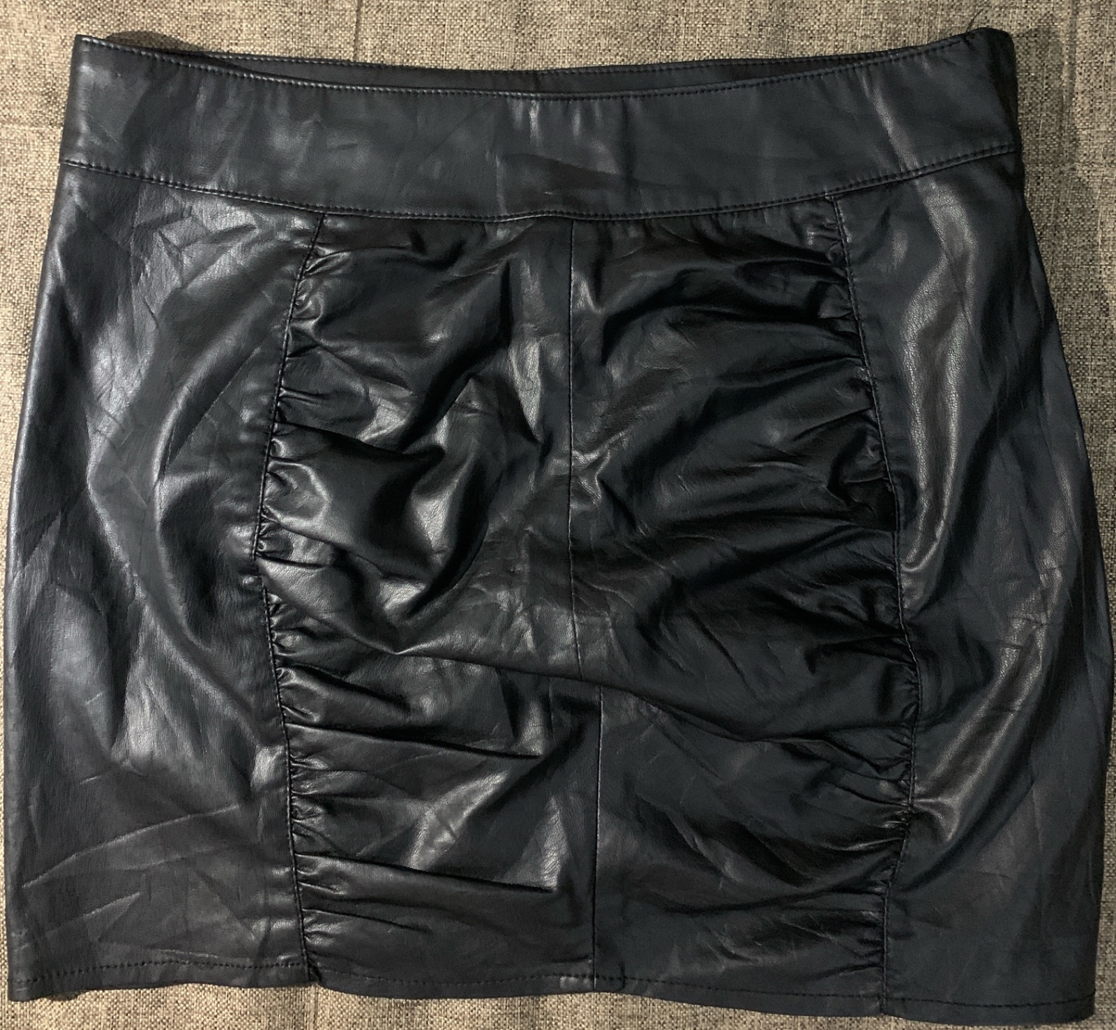 Jupe courte noir en cuir de la marque Zara 