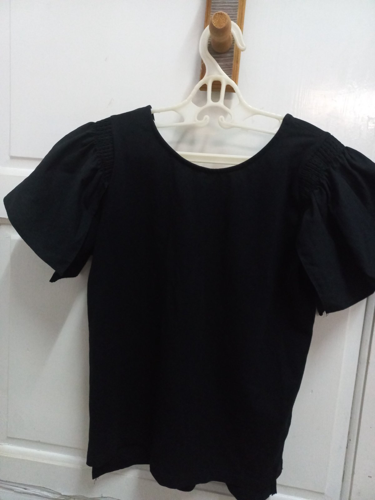 Pull noir à manches bouffantes