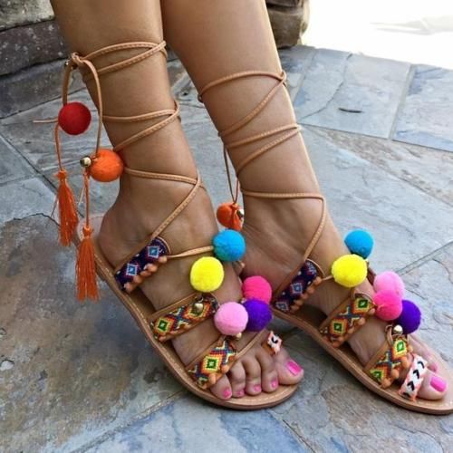 Sandales à lacets et pompoms 