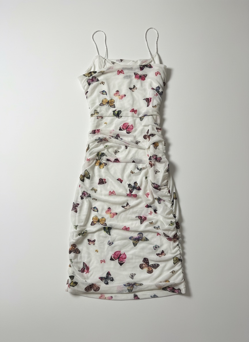 Robe blanche avec des pappilons 