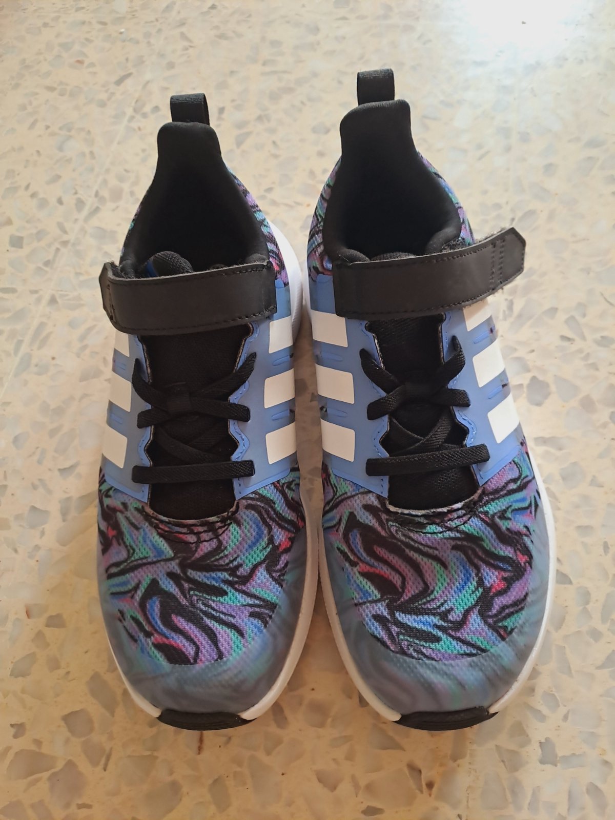 Basket adidas neufs jamais portés pointure 34