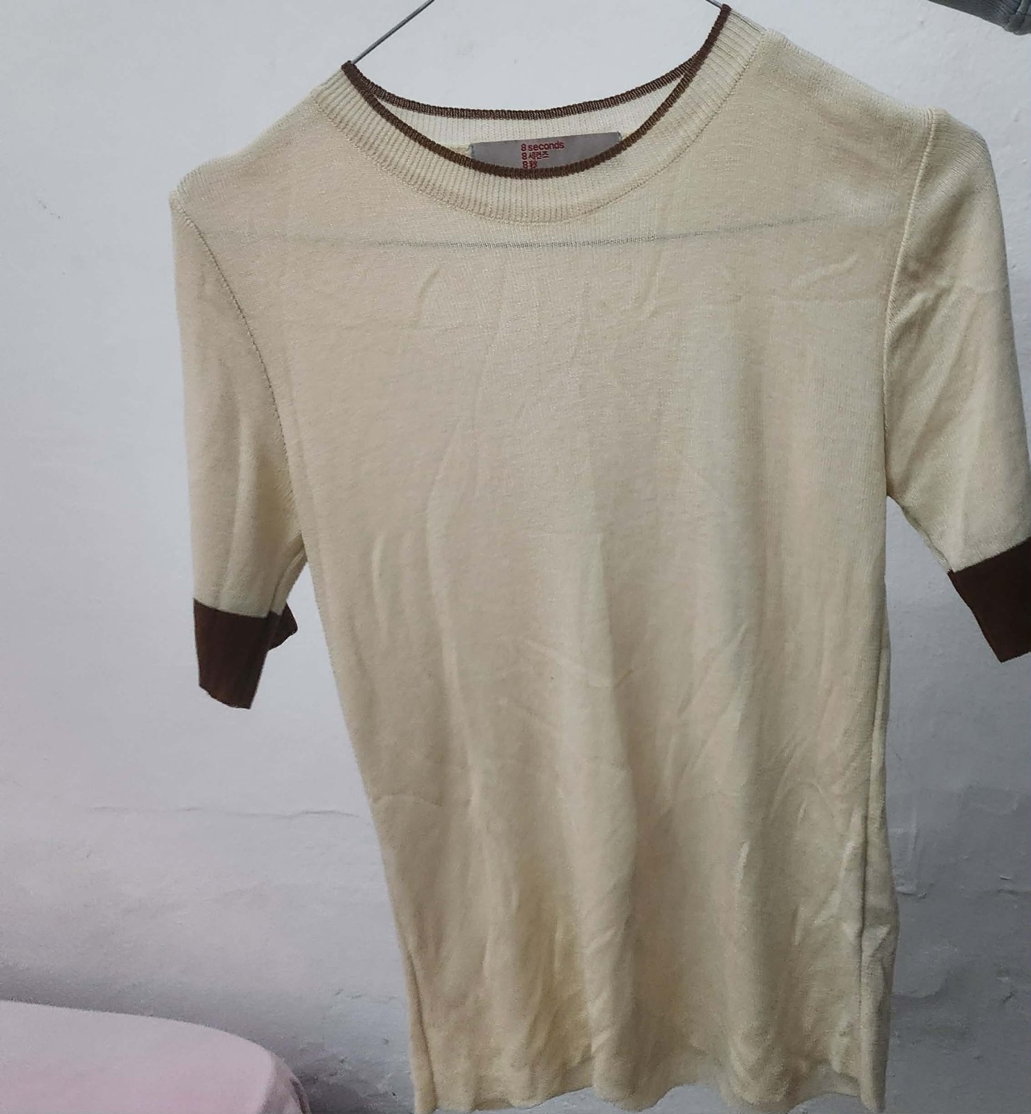 Pull beige avec des détails en marron 