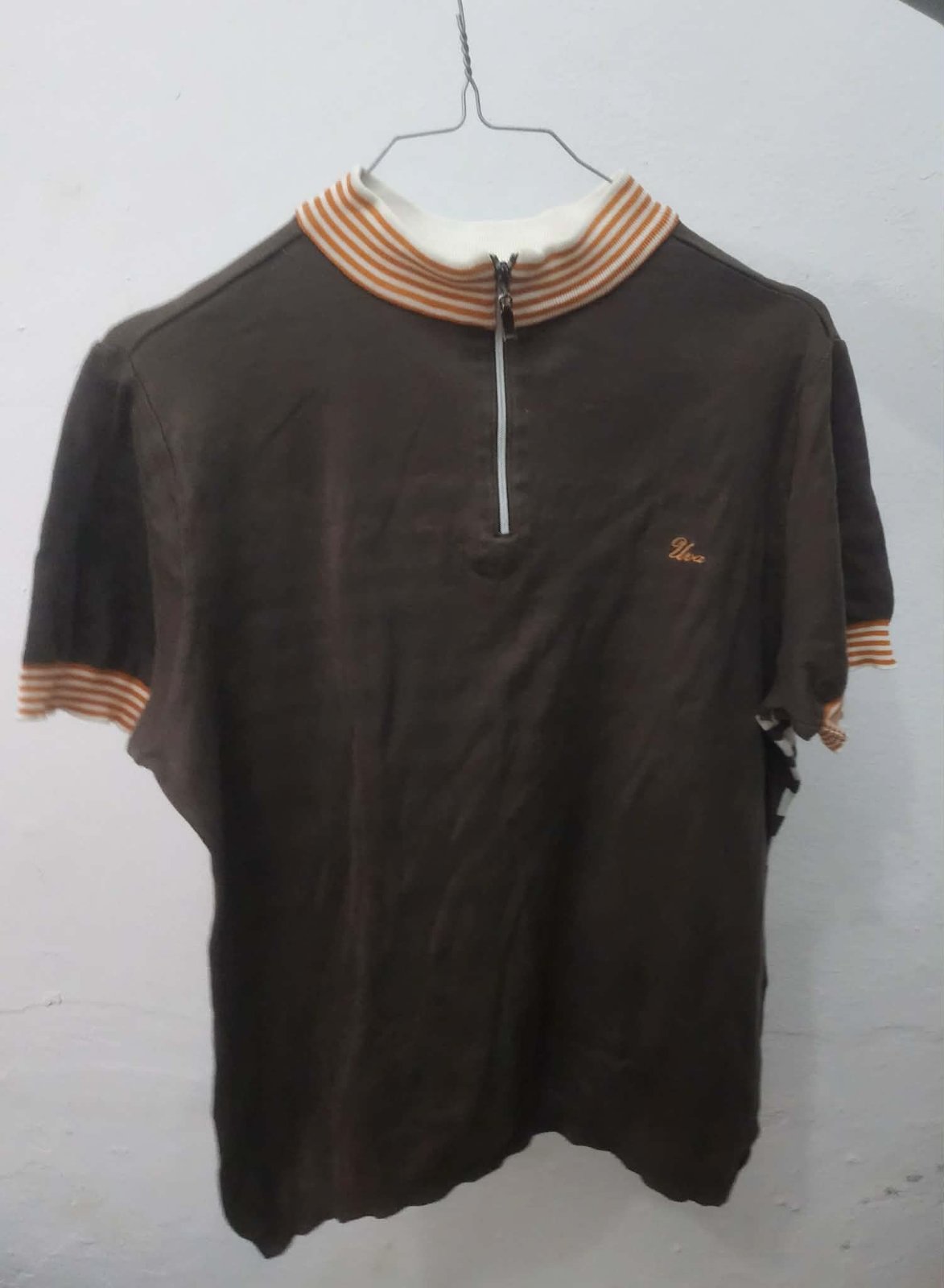 Pull en marron 