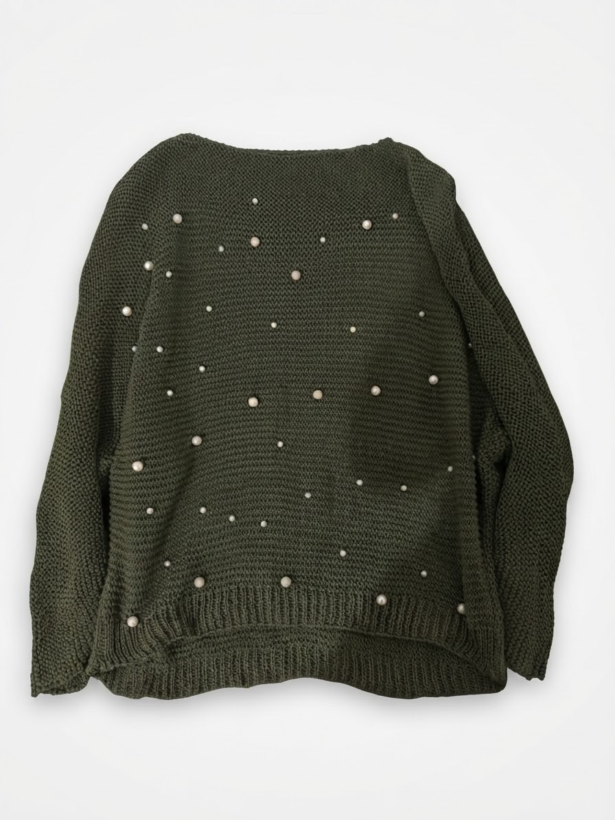 Magnifique pull en maille vert kaki orné de perles ✨