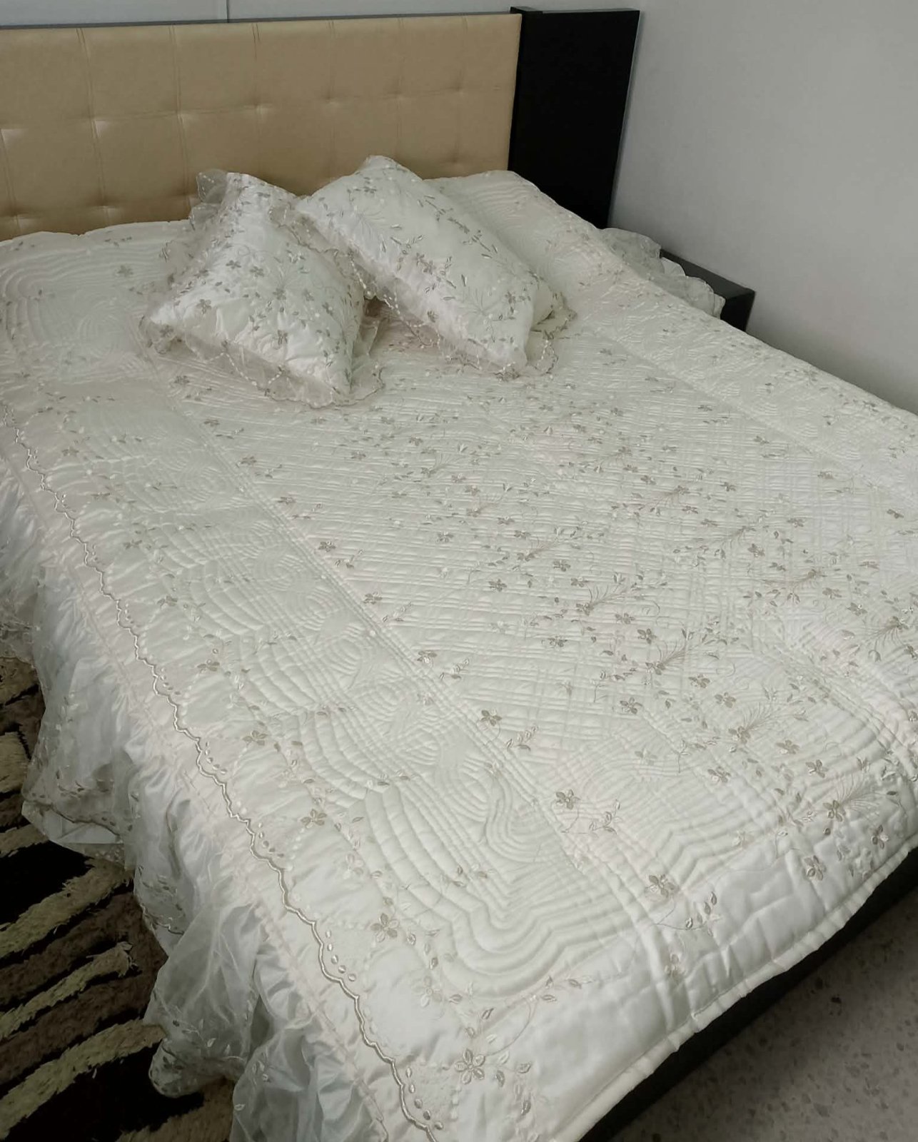 فرش حفلة✓ Linge lit mariage 💍✓ blanc cassé 2,1 x 2, 5 ✓ made in syrie 🇸🇾 ✓ comme neuf.