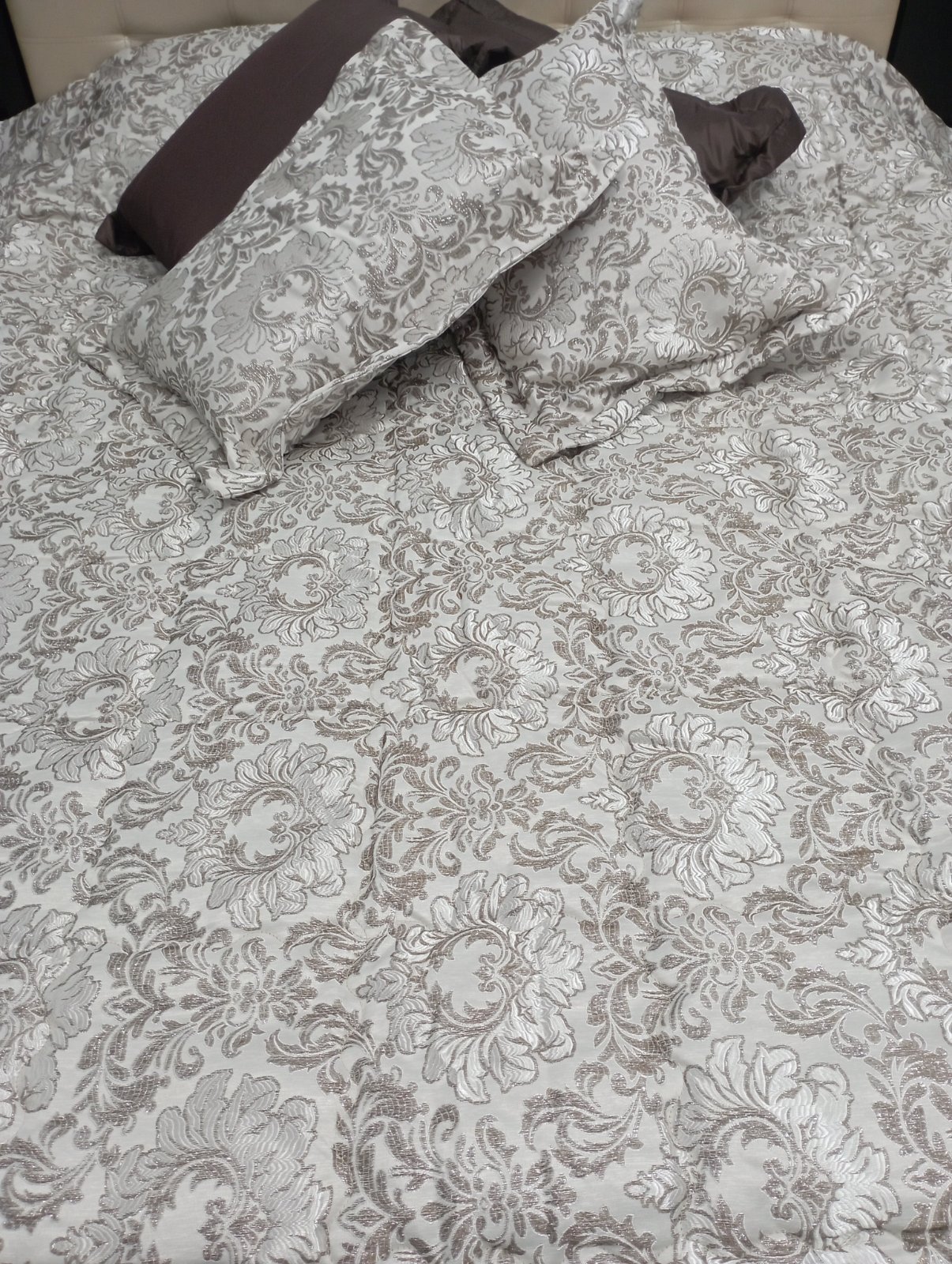 Housse lit couette double face avec 4 coussins . فرش شتاء . Utilisé deux ou 3 fois. Comme neuf . 