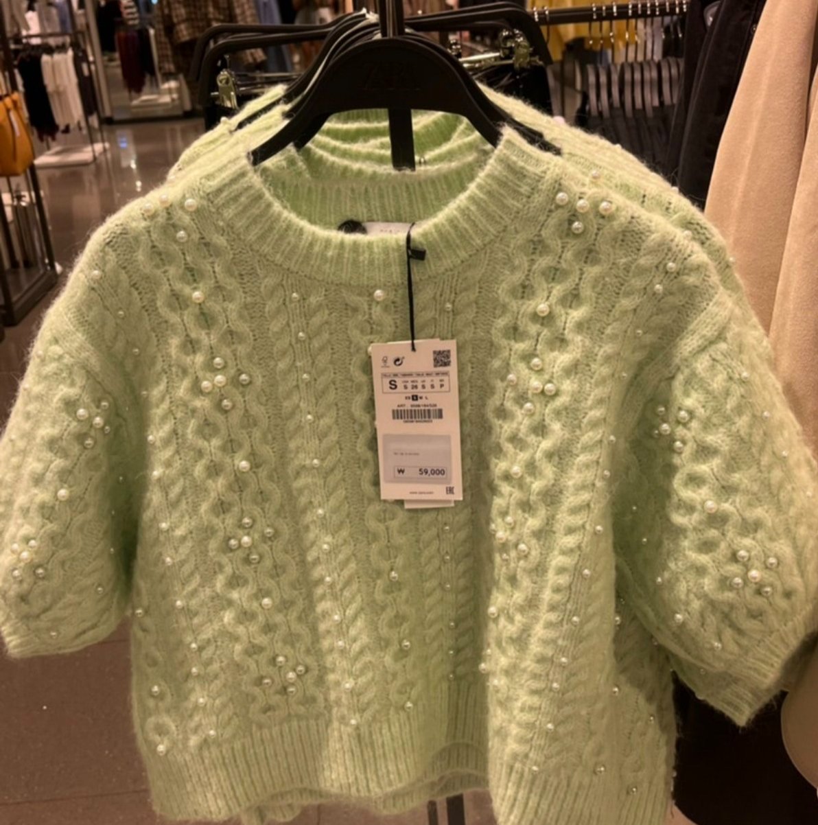 Pull à manches courtes bouffantes Zara orné de perles fantaisie et d'un motif torsadé.taille L 