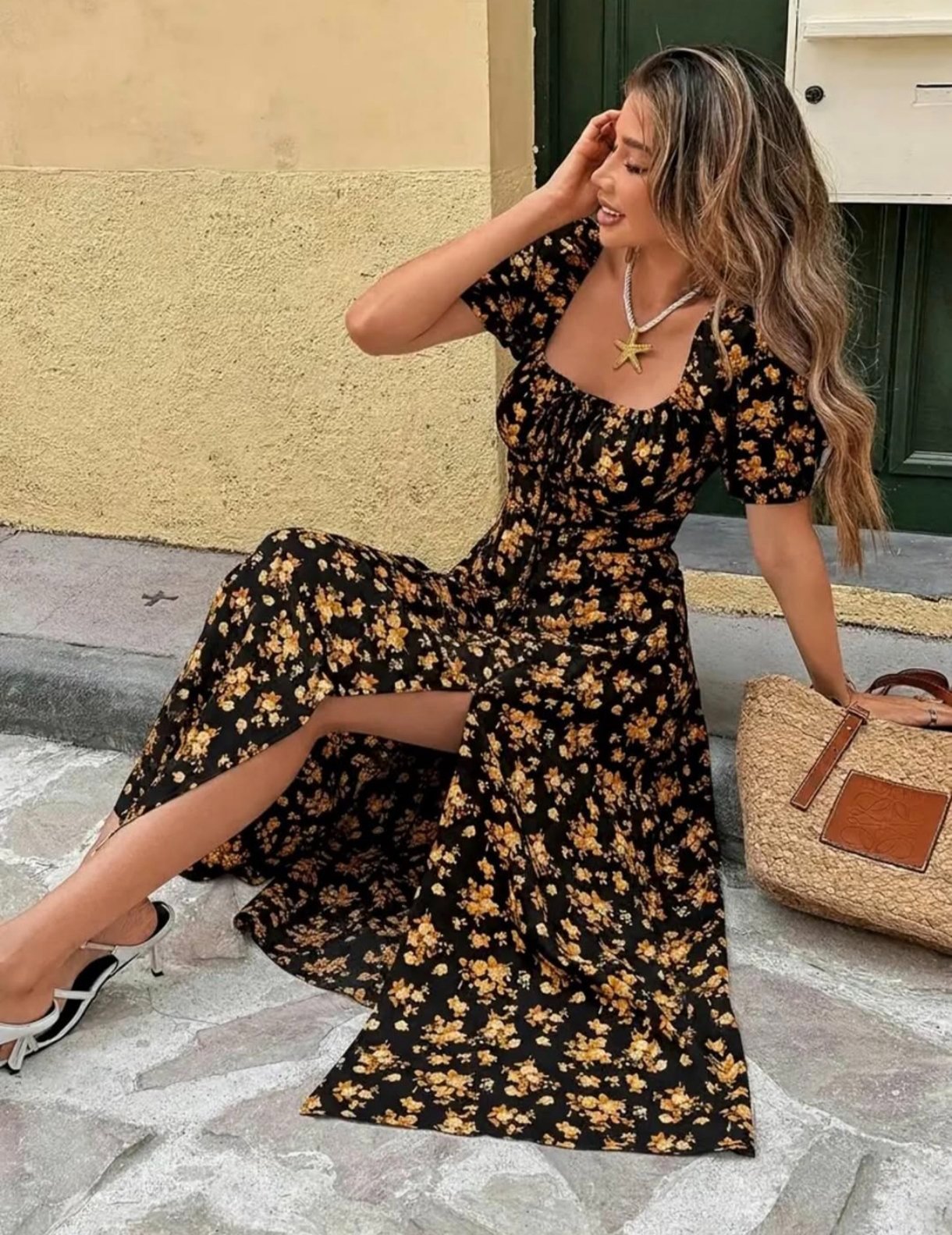 Robe longue  style bohème et champêtre imprimé floral jaune sur fond noir avec fente manches bouffantes