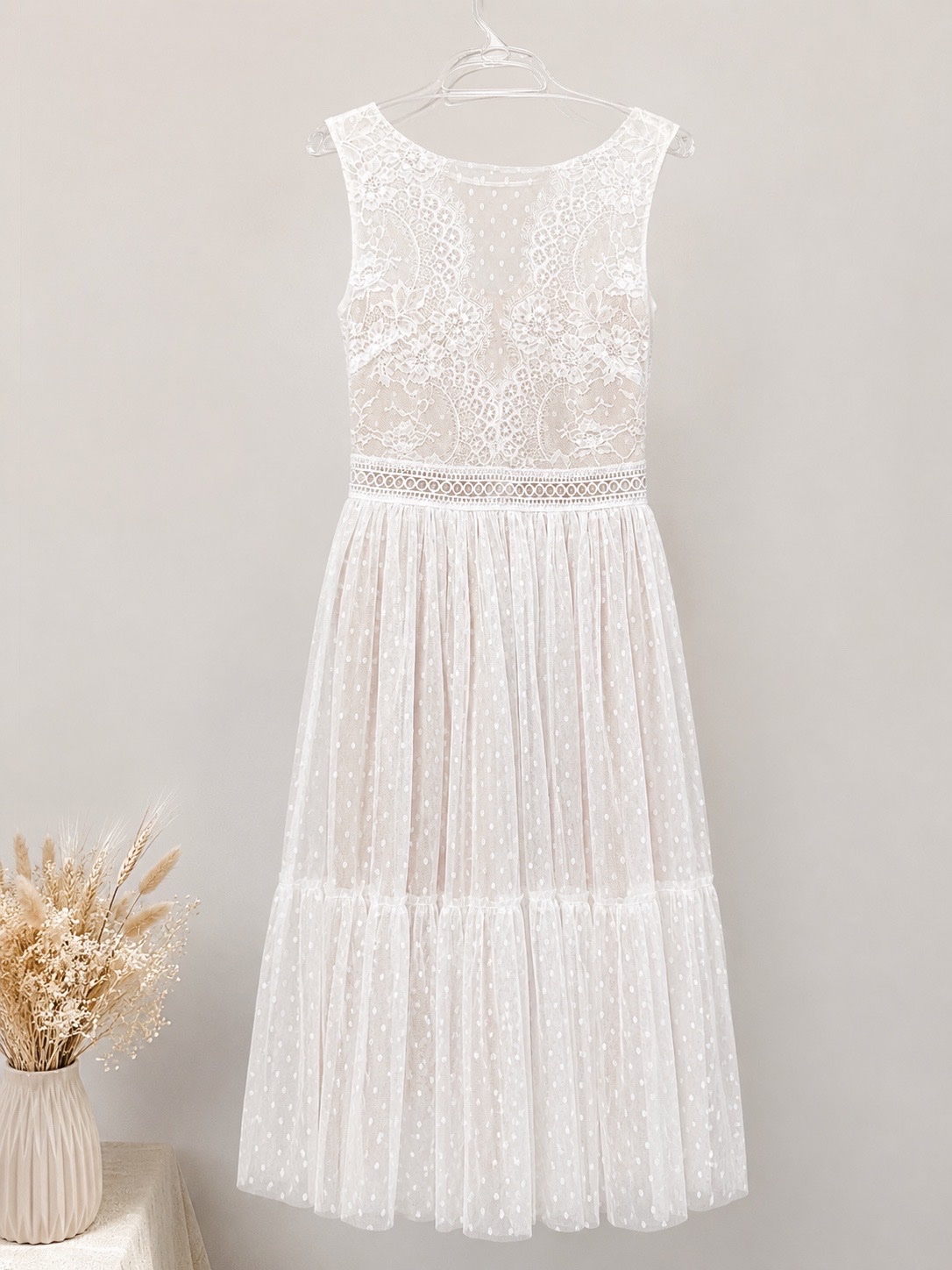 Robe blanche en dentelle et tulle