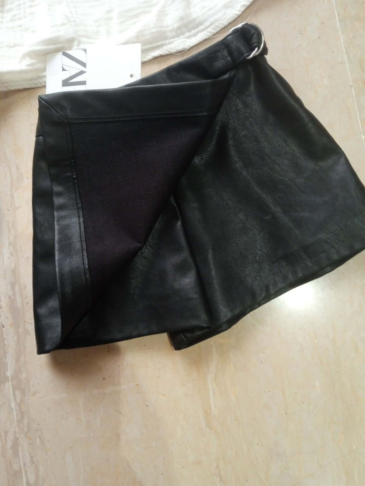 Jupe short en cuir Zara Neuf+ chemise porté une seule fois 