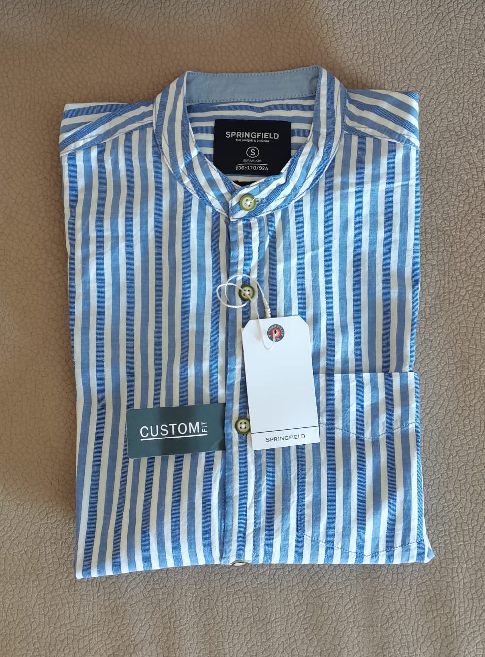 Belle chemise rayée. Col officier tendance  
