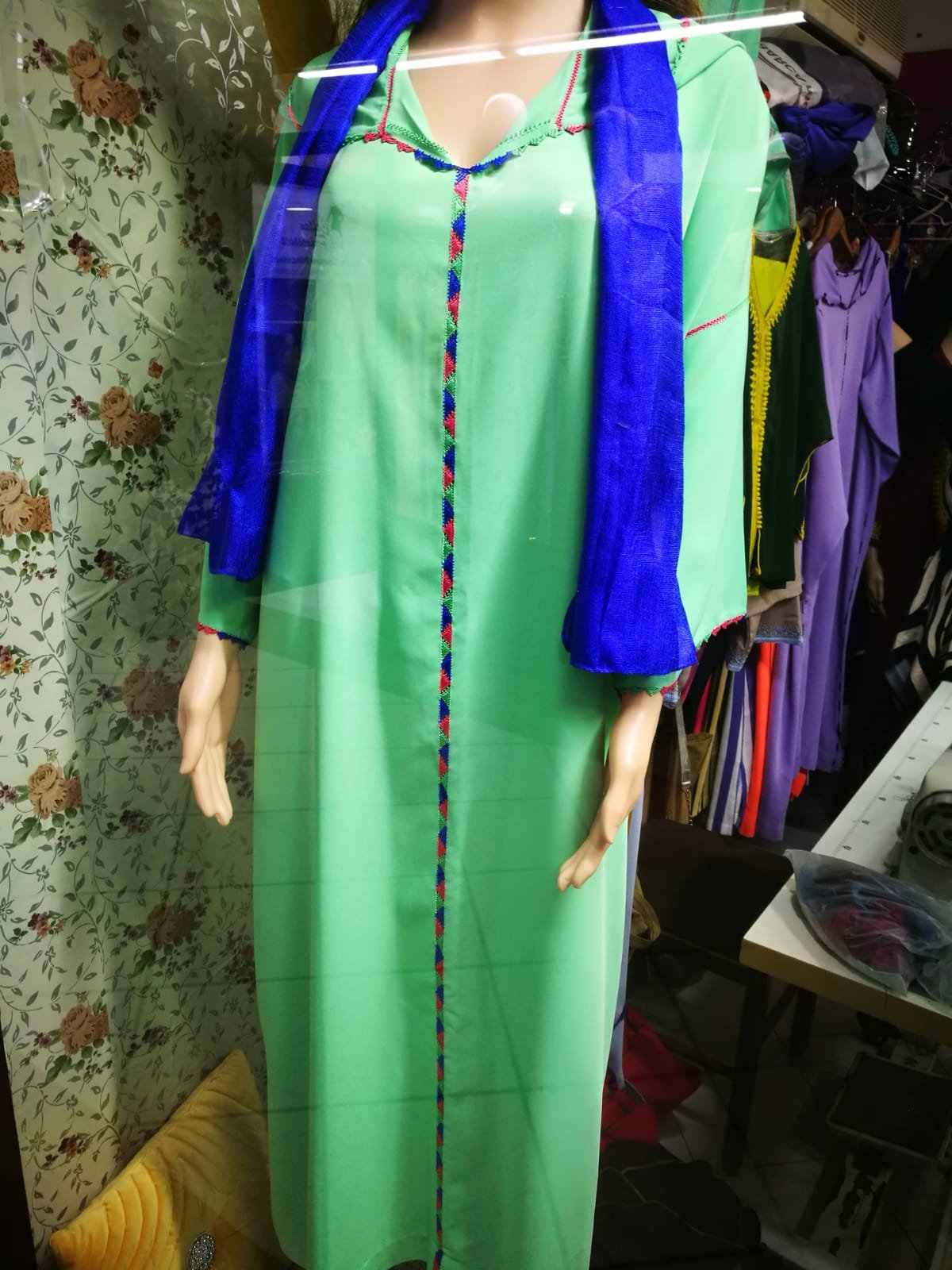 Superbe jellaba marocaine authentique avec capuche. Origine Fès, finitions artisanales, manches 3/4, coupe traditionnelle. Vert menthe / vert d’eau