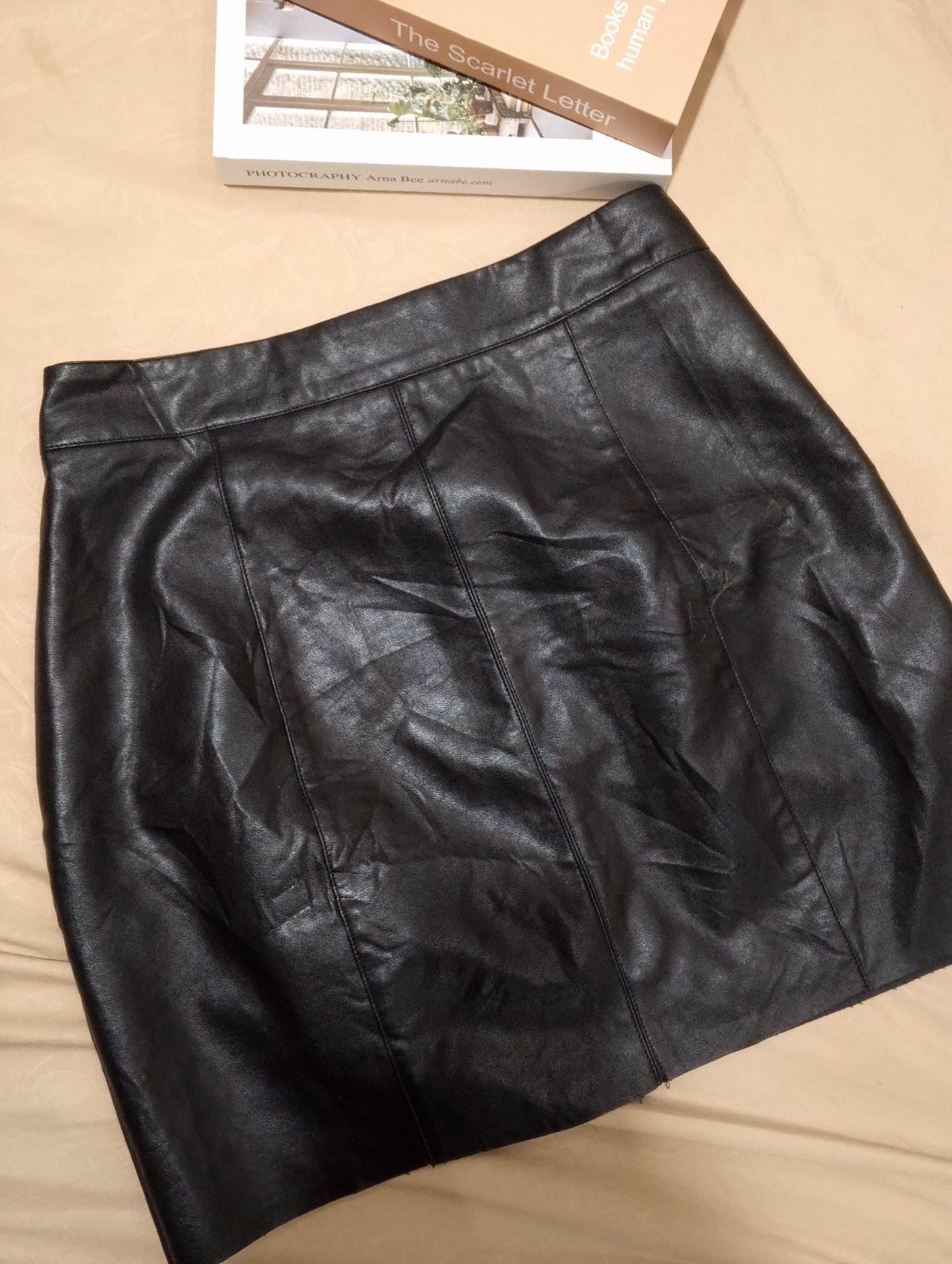 Mini-jupe noire en cuir. 