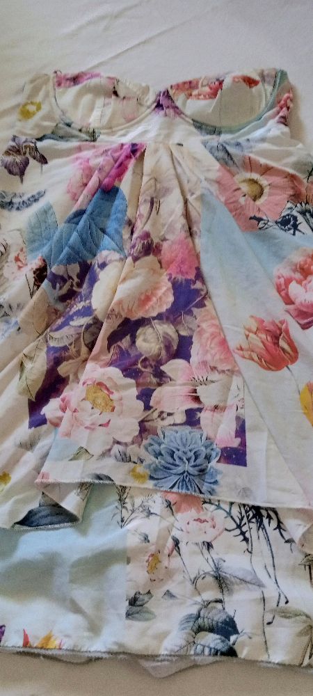 robe courte  fleurie sans brutelle à volants 