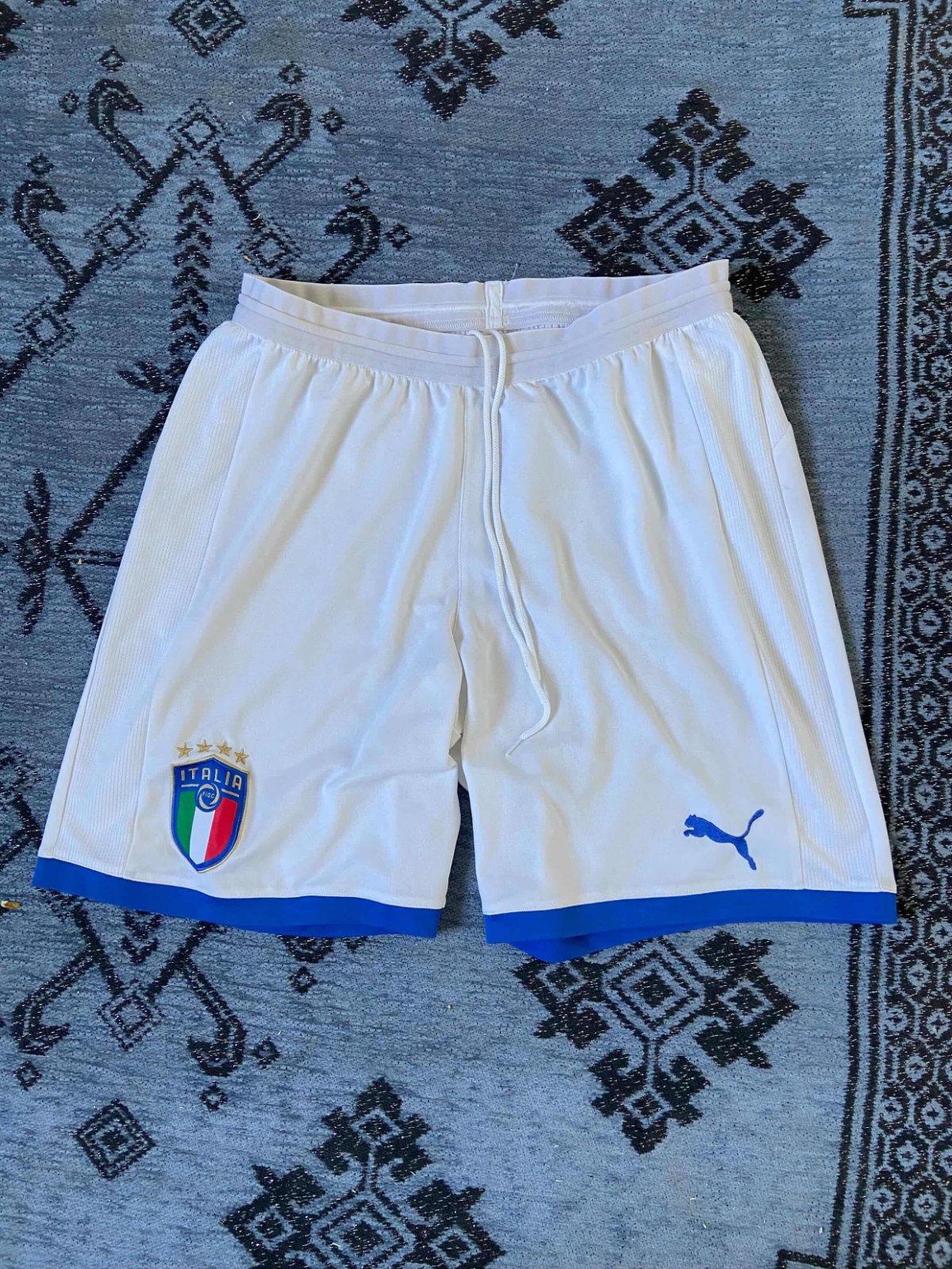 Short de football PUMA FIGC Italia Réplica blanc arbore le blason officiel de l'équipe nationale et un logo Puma bleu sur la jambe