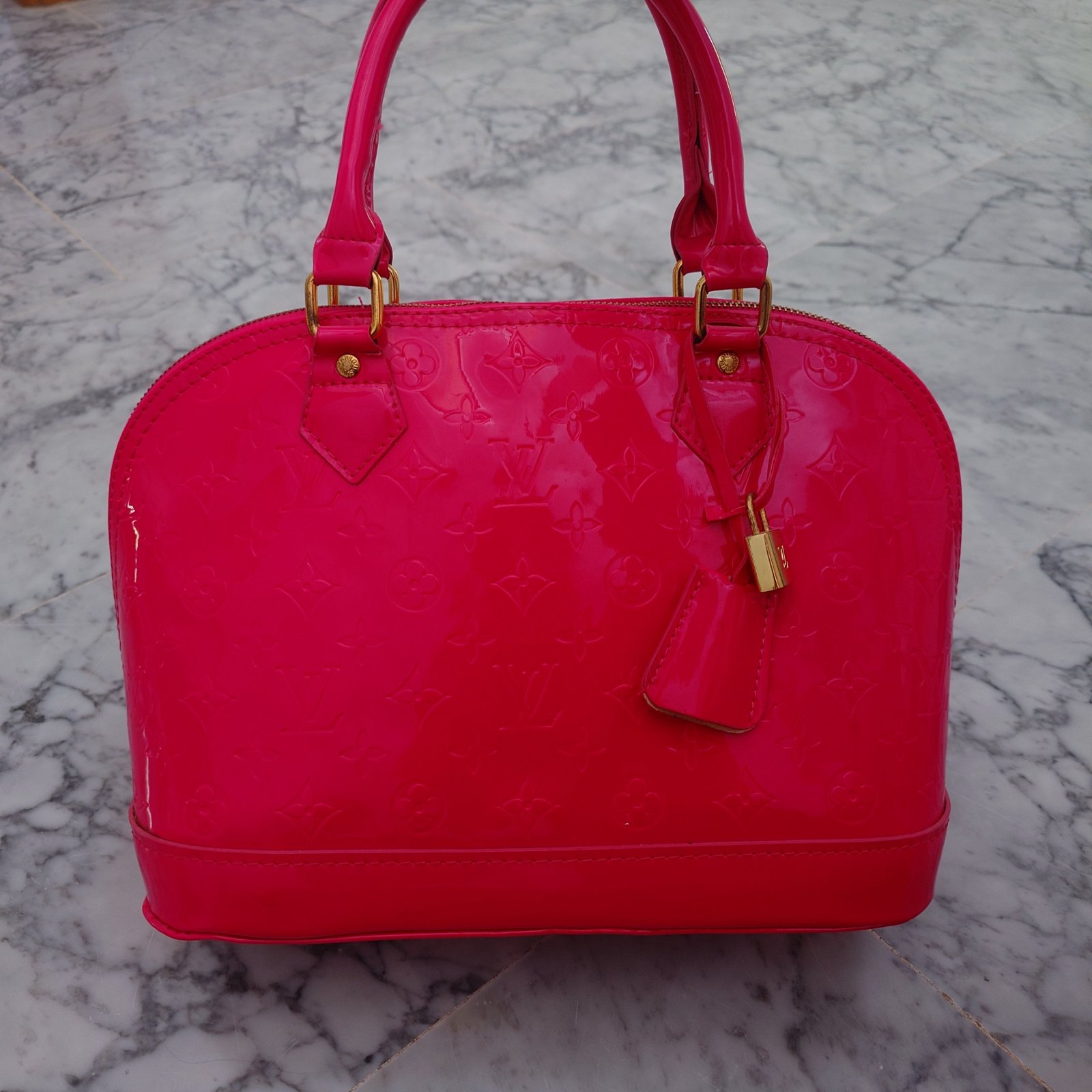 Sac à main en cuir verni Alma Louis Vuitton rose