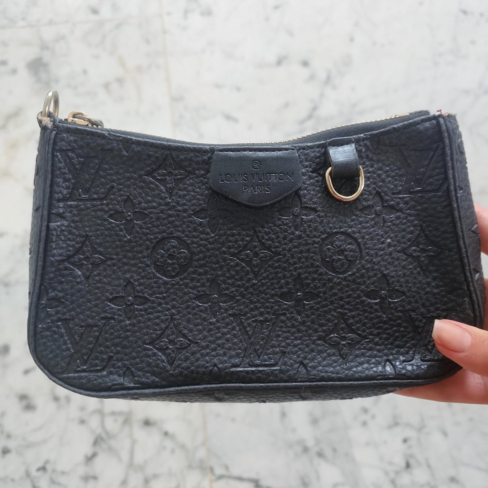Mini sac noir Louis Vuitton Easy Pouch On Strap 